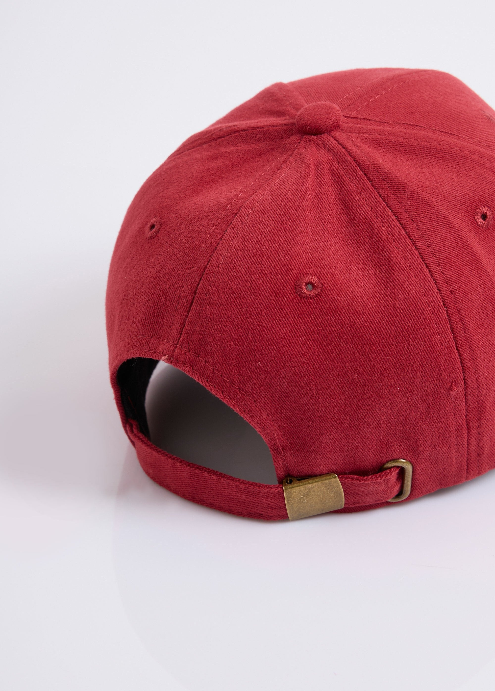 Plain_twill_cap_with_embroidered_lettering_Red_DE1_slim
