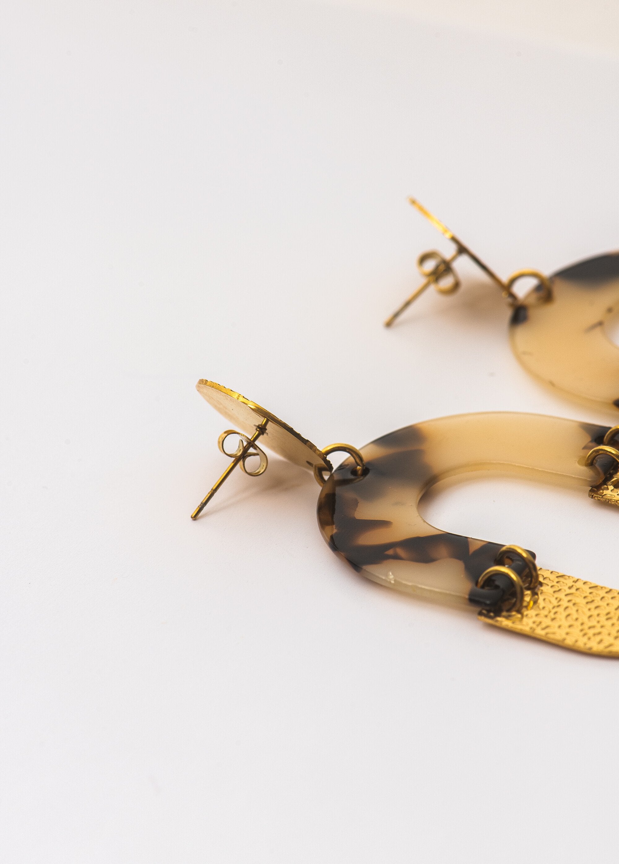 Graphic_tortoiseshell_steel_earrings_Gold_and_beige_DE2_slim