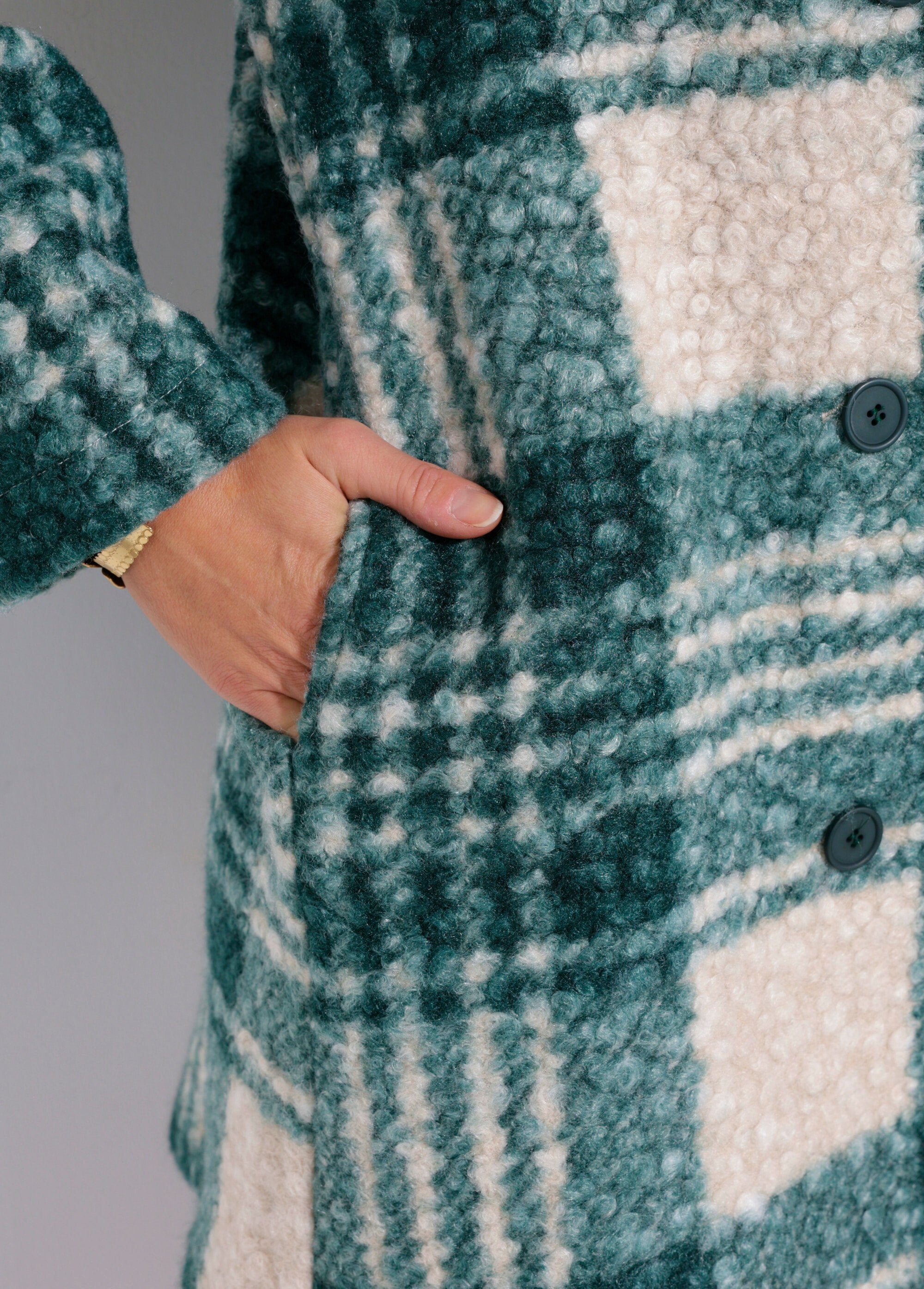 Long_plaid_pea_coat_in_a_bouclé_wool_style_Green_and_ecru_DE2_slim