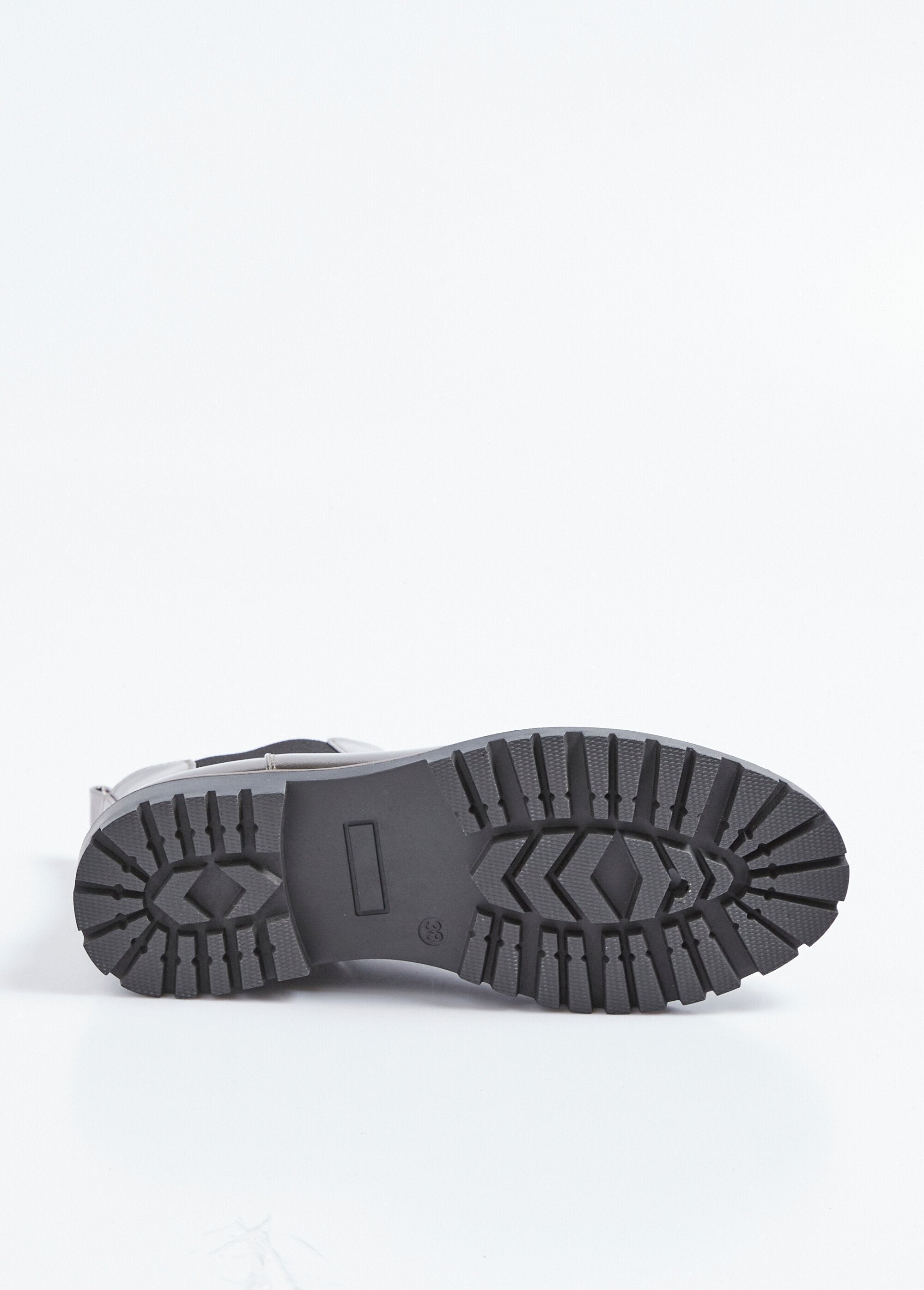 Chelsea_boots_with_comfort_width_lugged_sole_Gray_UN1_slim