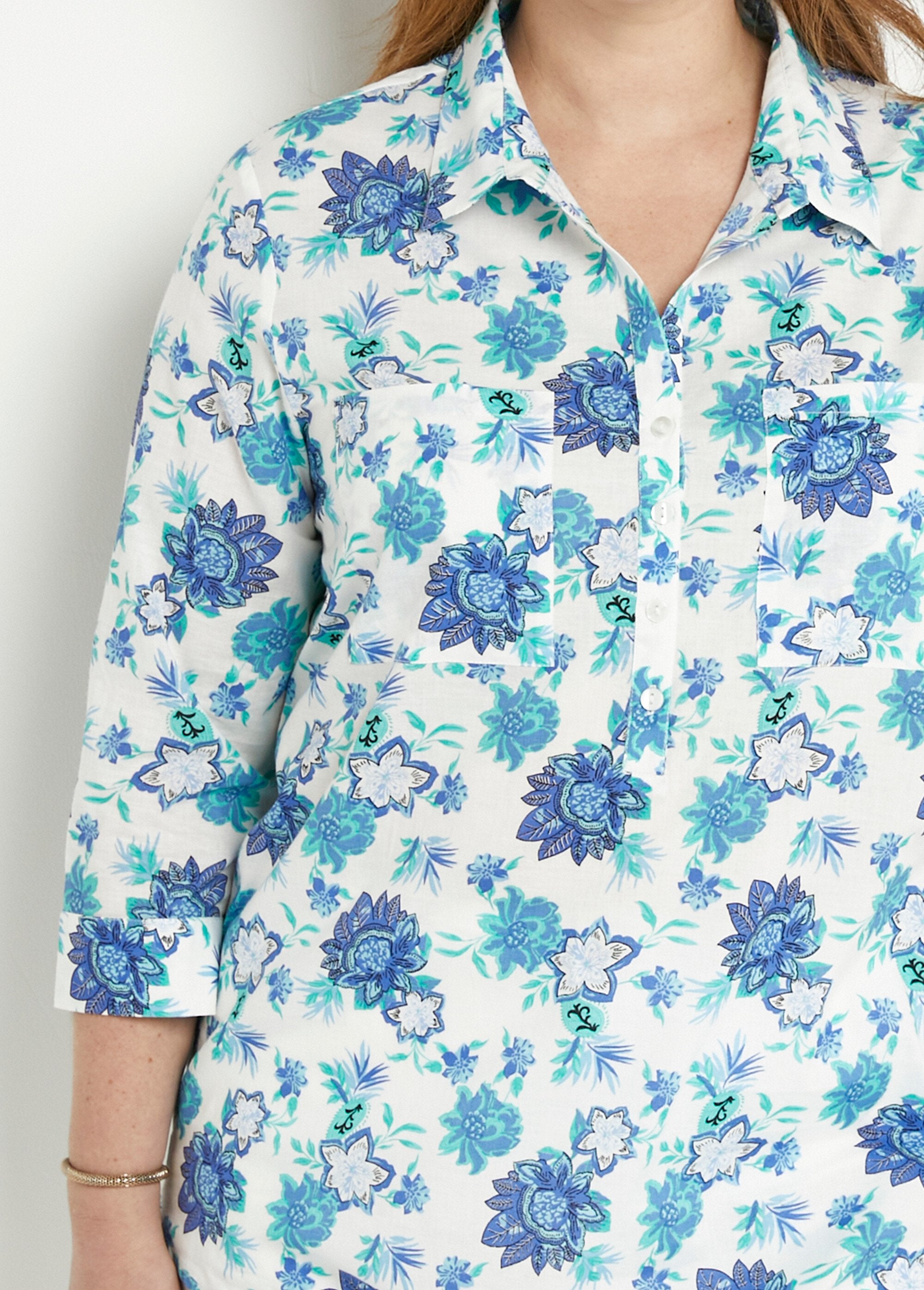 Long_button-down_cotton_blouse_with_floral_print_Blue_print_DE1_curvy