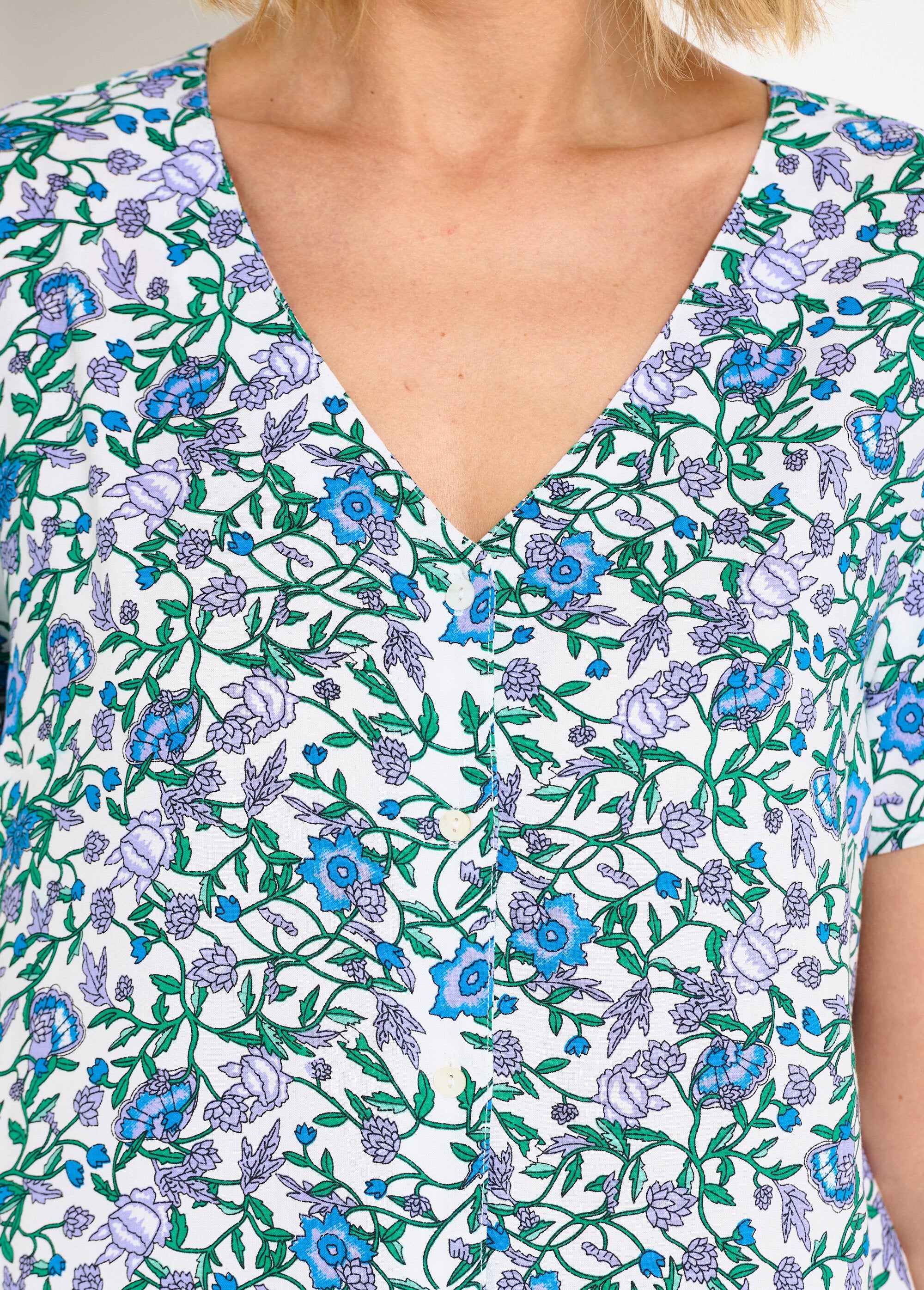 Short-sleeved_V-neck_floral_blouse_Green_Imp_DE1_slim