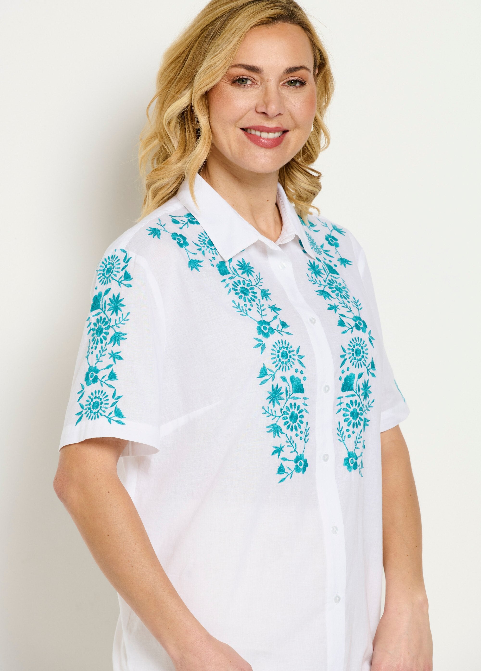 Long_embroidered_cotton_blouse_with_short_sleeves_Blue_and_white_DE1_slim