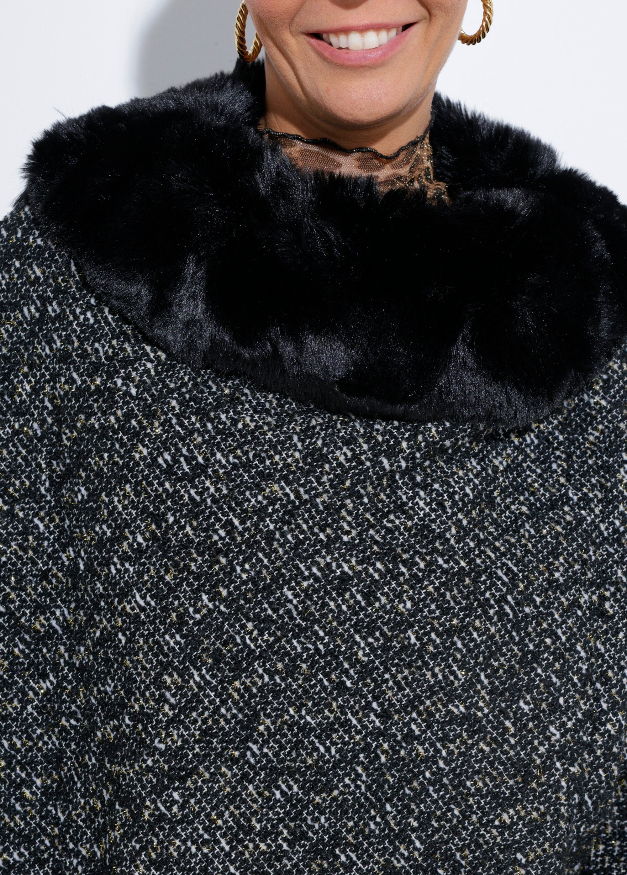 Checkered_poncho_cape_with_fur_details_Black_DE1_slim