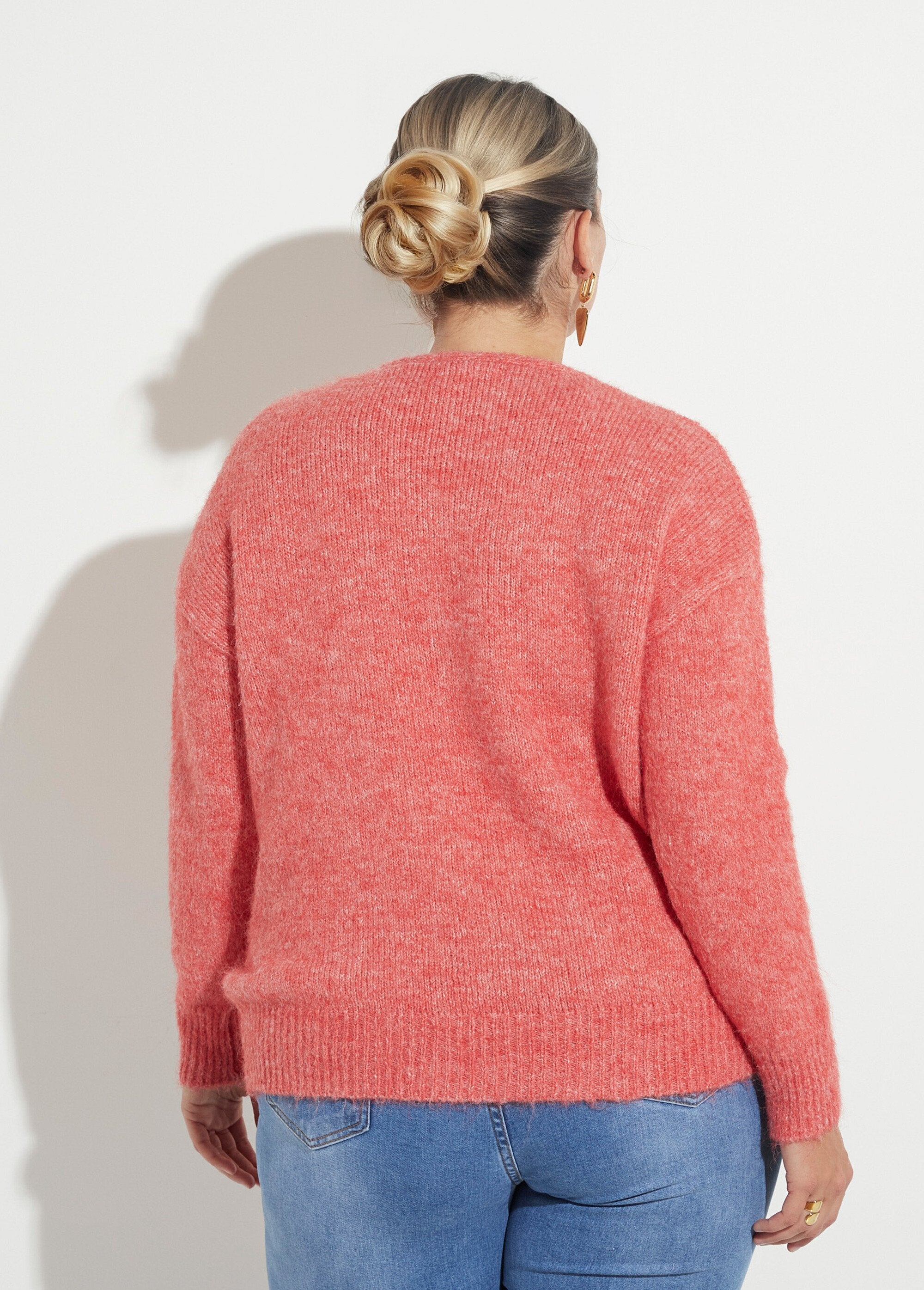Thin_and_warm_V-neck_sweater_with_wool_Coral_DO1_curvy