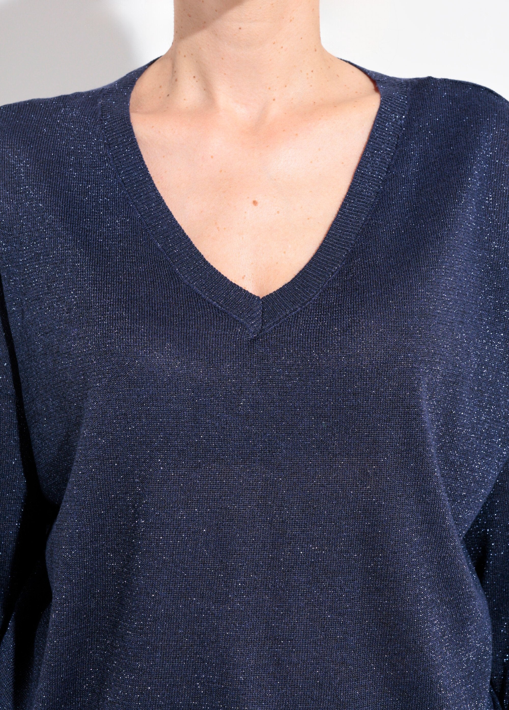 Fine_gauge_metallic_knit_V-neck_sweater_Marine_DE1_slim