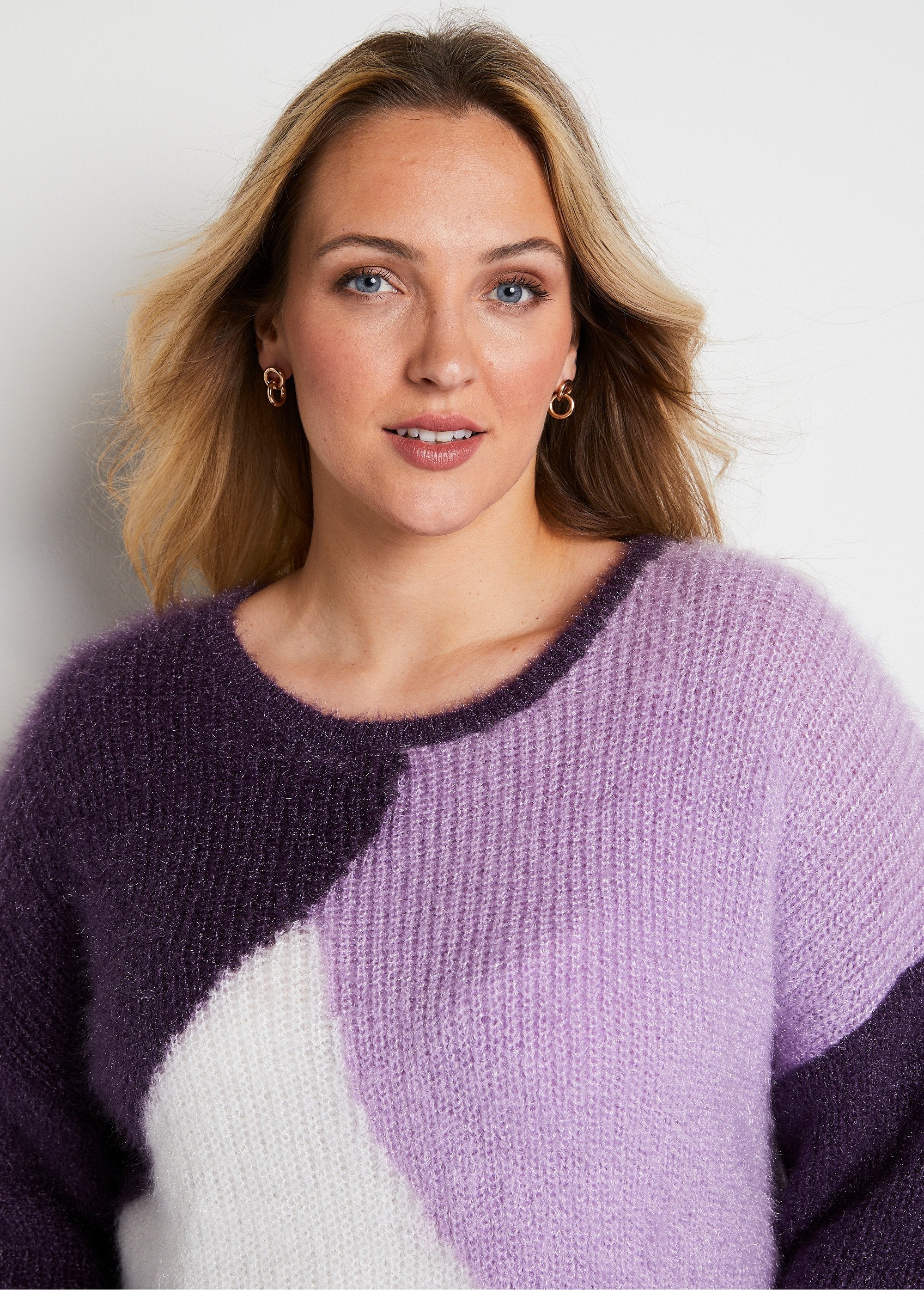 Soft_colorblock_hairy_knit_sweater_Blackcurrant_and_ecru_DE1_curvy