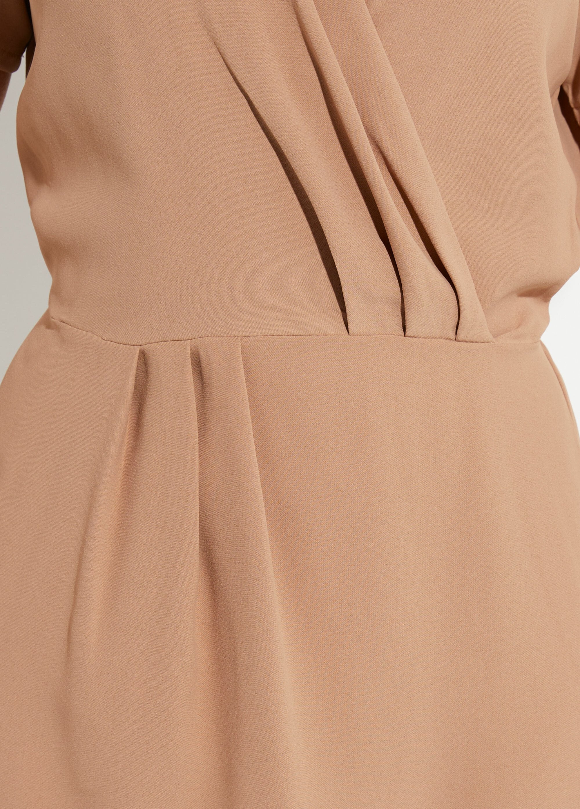 Robe_col_V_manches_courtes,_Essentiel_Camel_DE2_slim