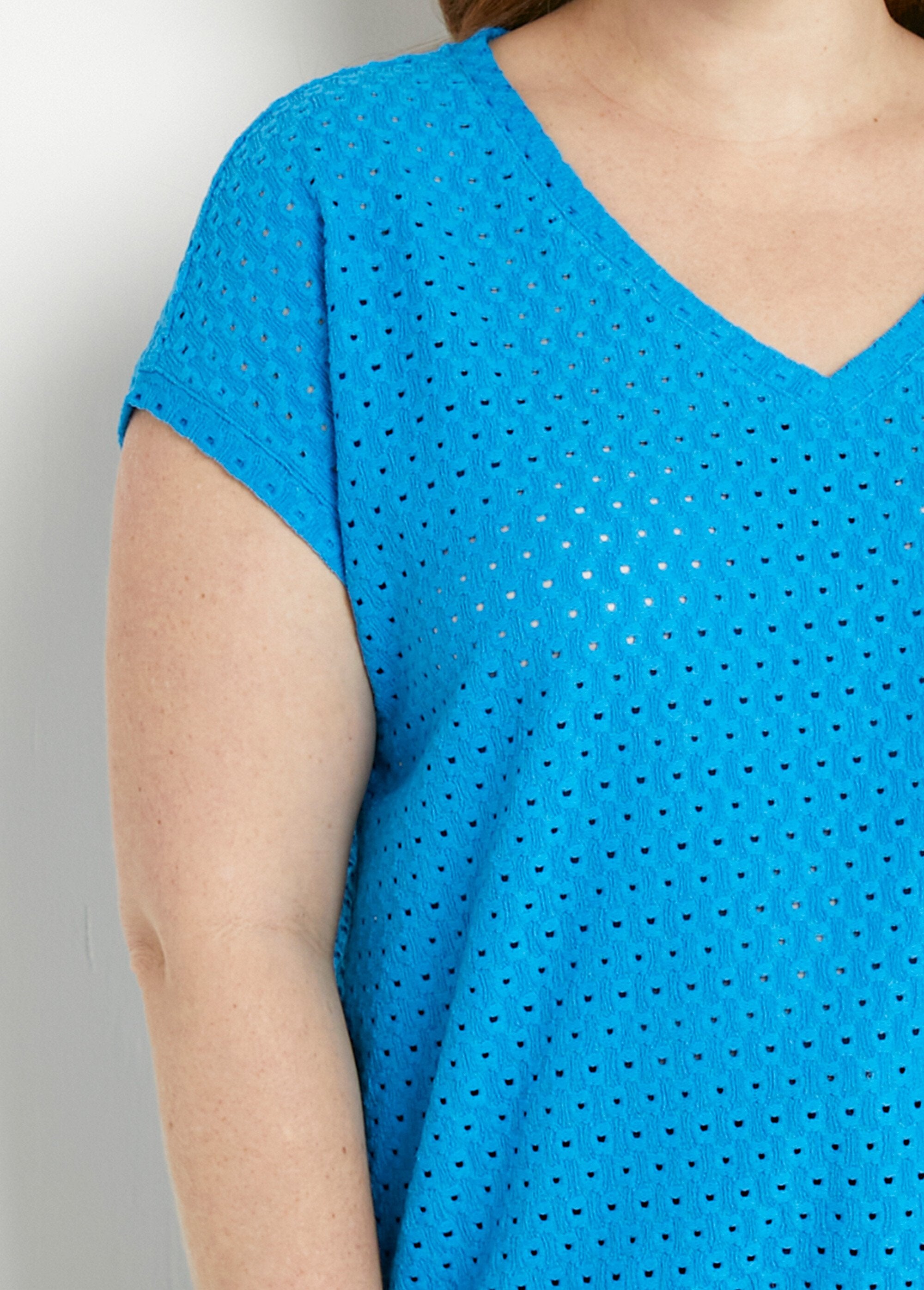 Loose_T-shirt_with_short_plain_V-neck_blouse_Turquoise_DE1_curvy