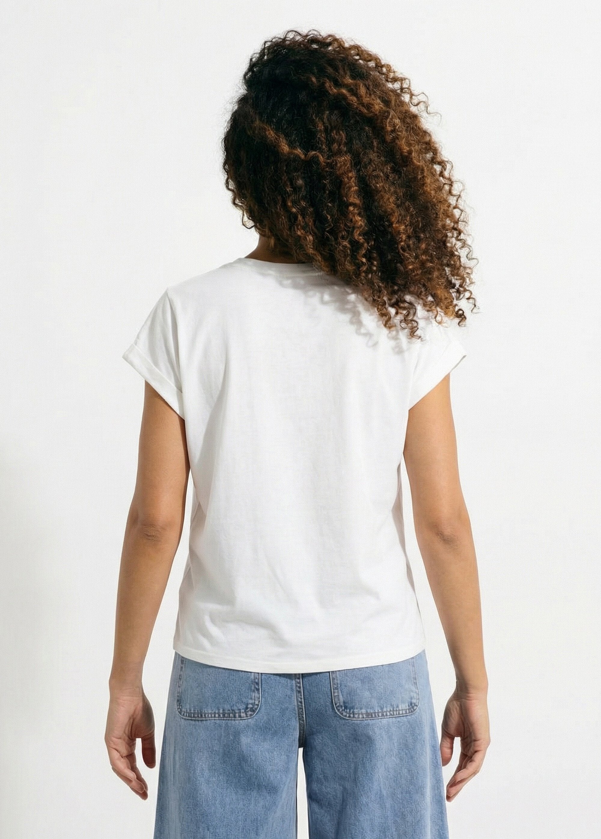 Round_neck_T-shirt_with_stylized_flowers_White_print_DO1_slim