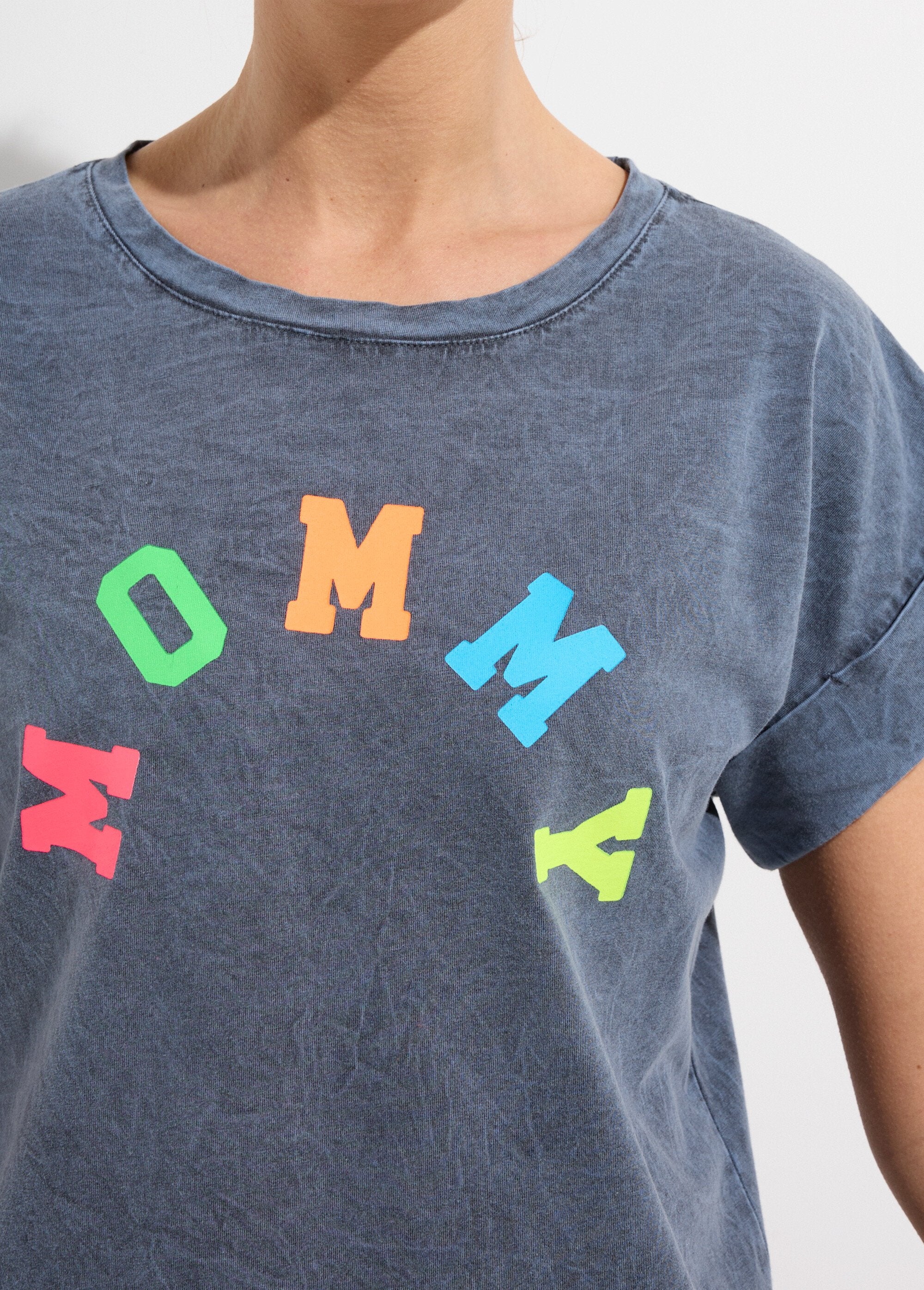 T-shirt_délavé_avec_inscription_Mommy_Gris_DE1_slim