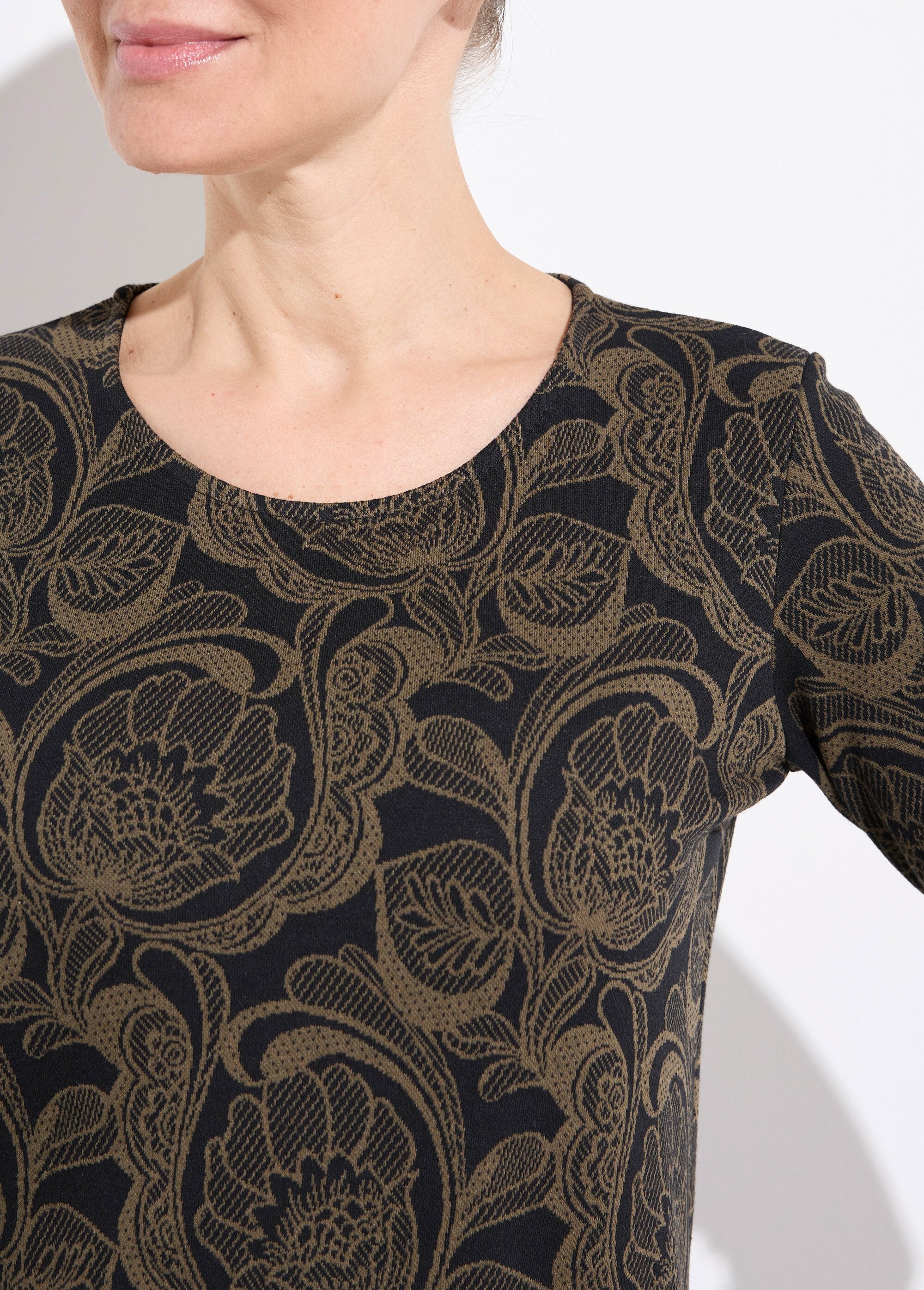 Round_neck_floral_jacquard_t-shirt_Black_and_camel_DE1_slim