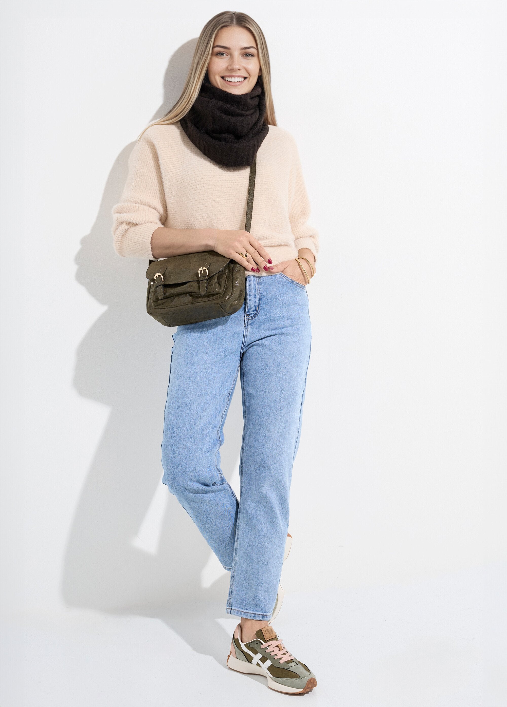 Snood_neck_warmer_in_fluffy_knit_Black_SF1_slim