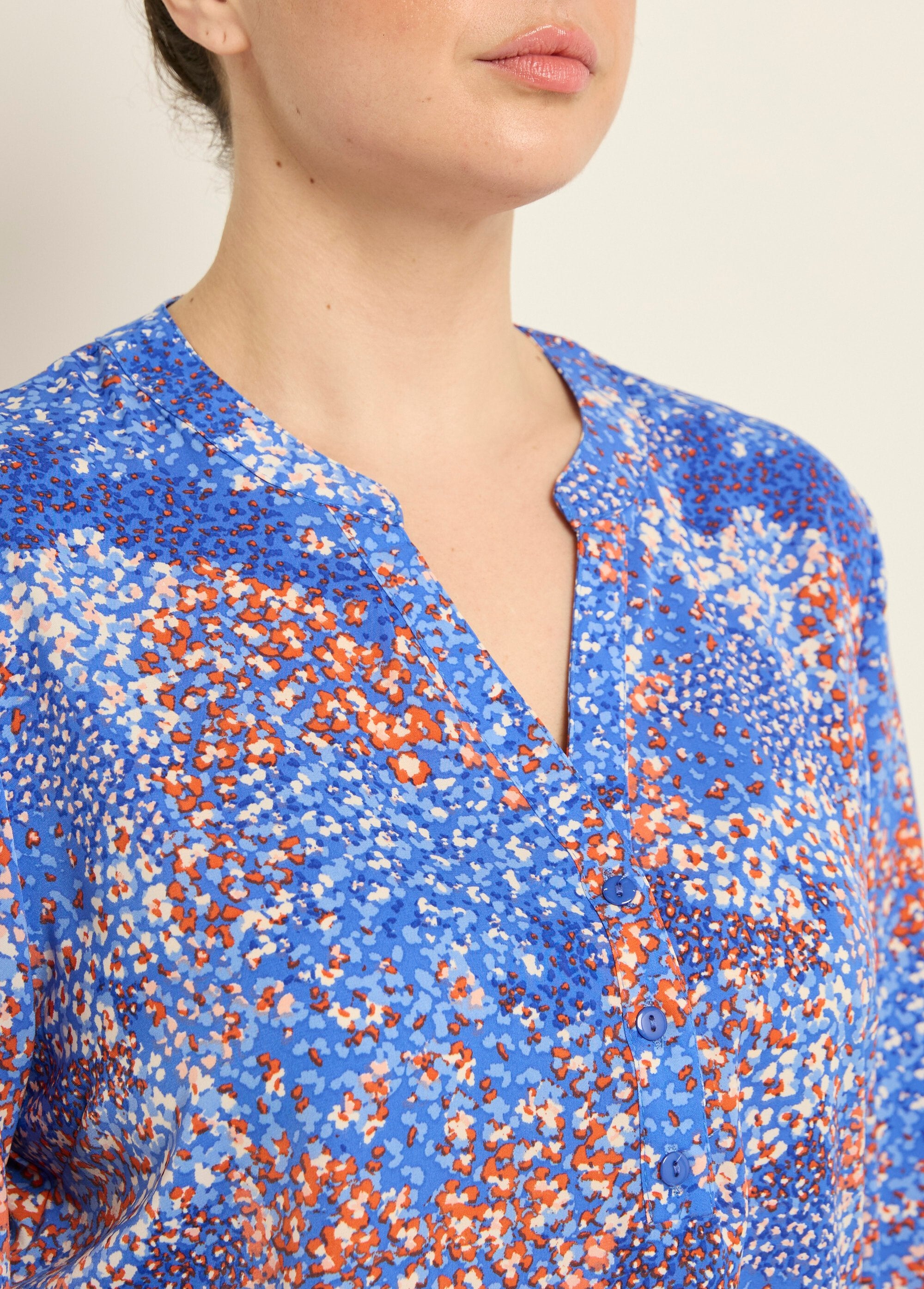Long-sleeved_floral_V-neck_tunic_Blue_prints_DE1_curvy