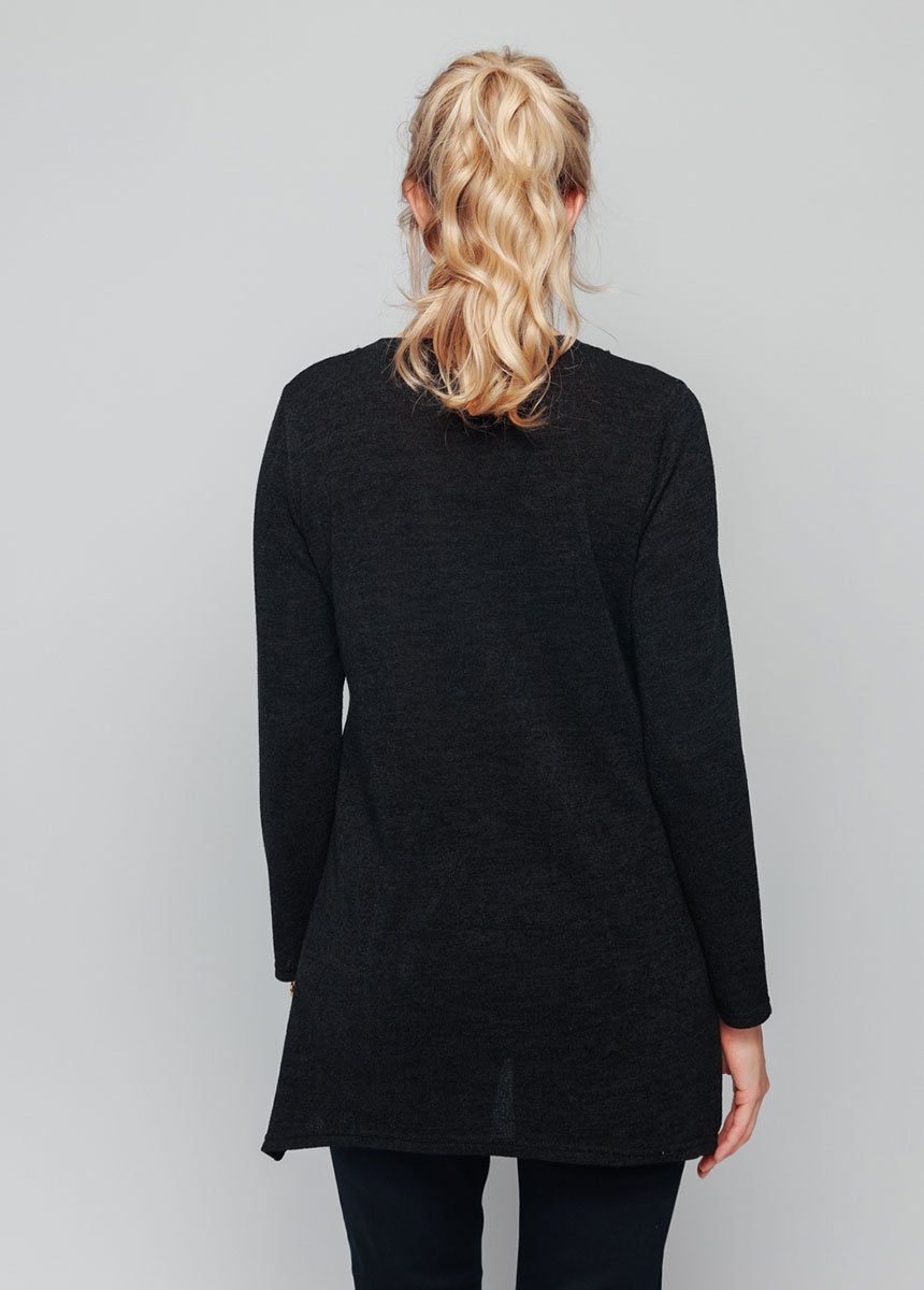 Graphic_tunic_with_fancy_necklace_Black_and_hazelnut_DO1_slim