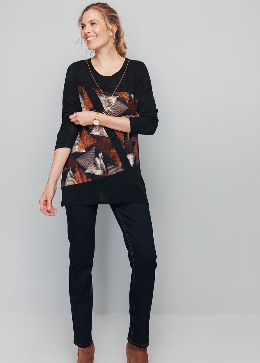 Graphic_tunic_with_fancy_necklace_Black_and_hazelnut_SF1_slim
