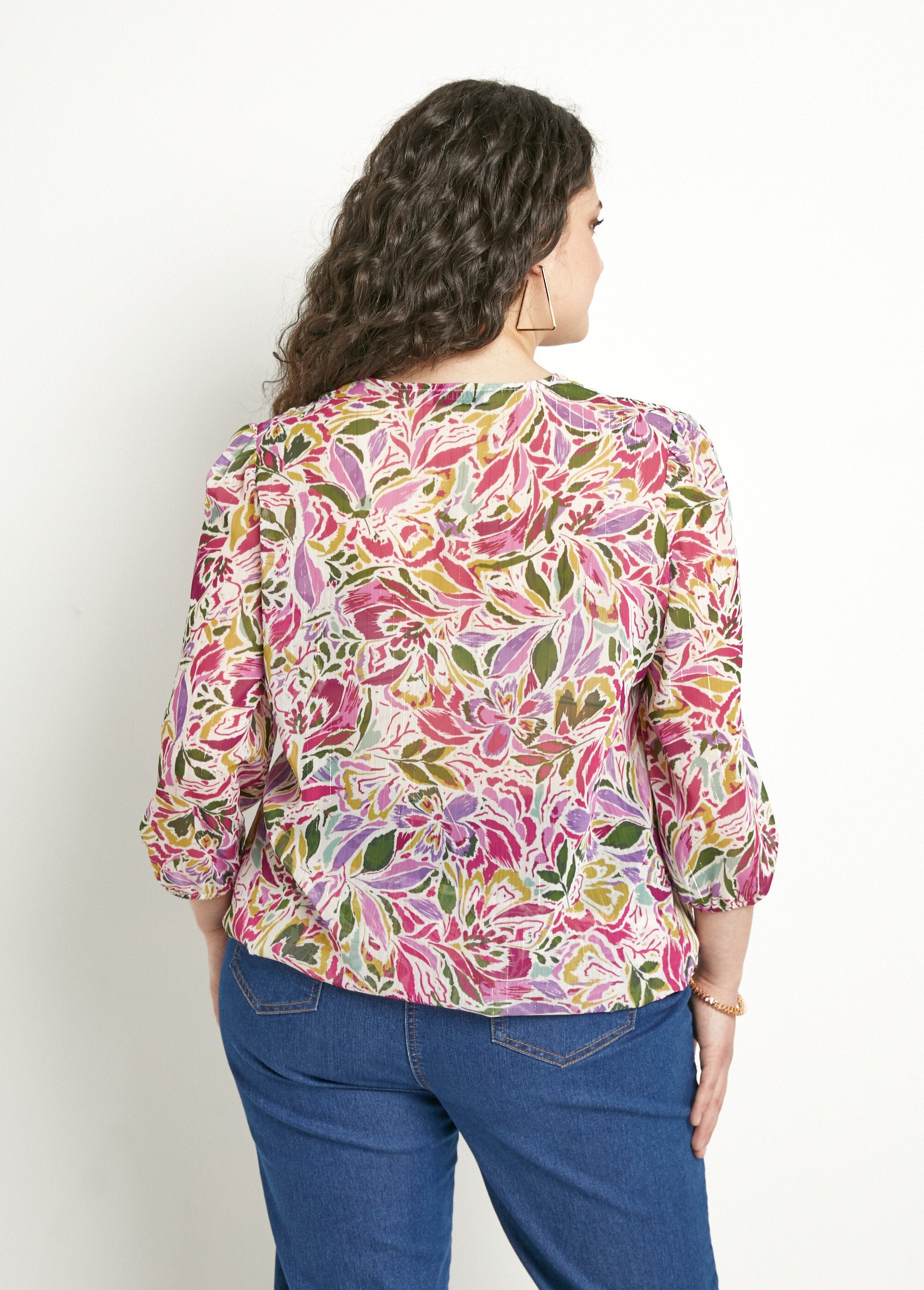Long_tunic_with_V-neck_and_shiny_floral_voile_Multicolor_DO1_curvy