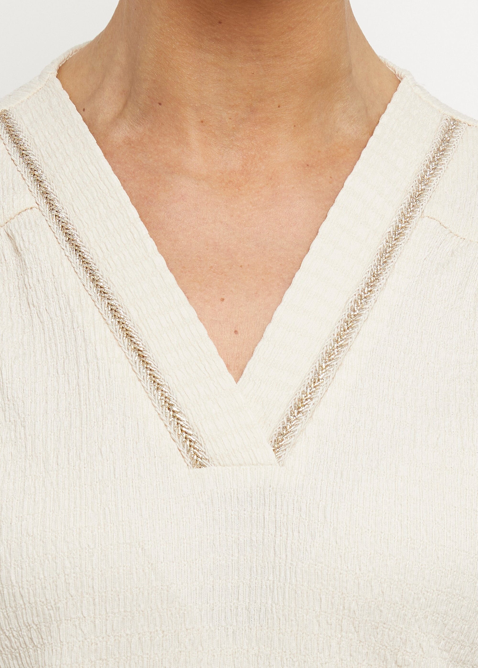 Textured_tunic,_V-neck_with_trim_Beige_DE1_slim