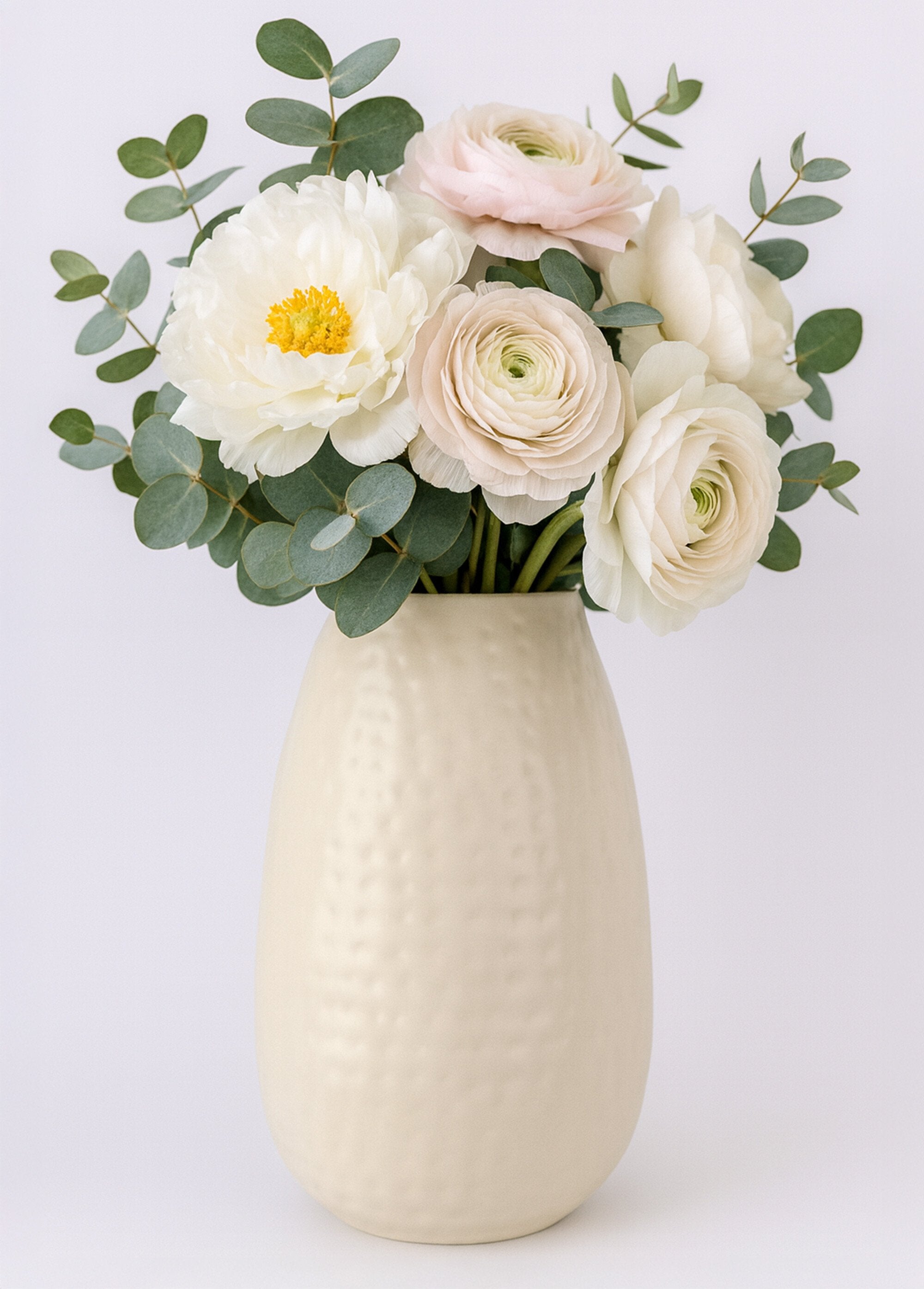 Oval_ceramic_vase_with_hammered_look_Beige_DE1_slim