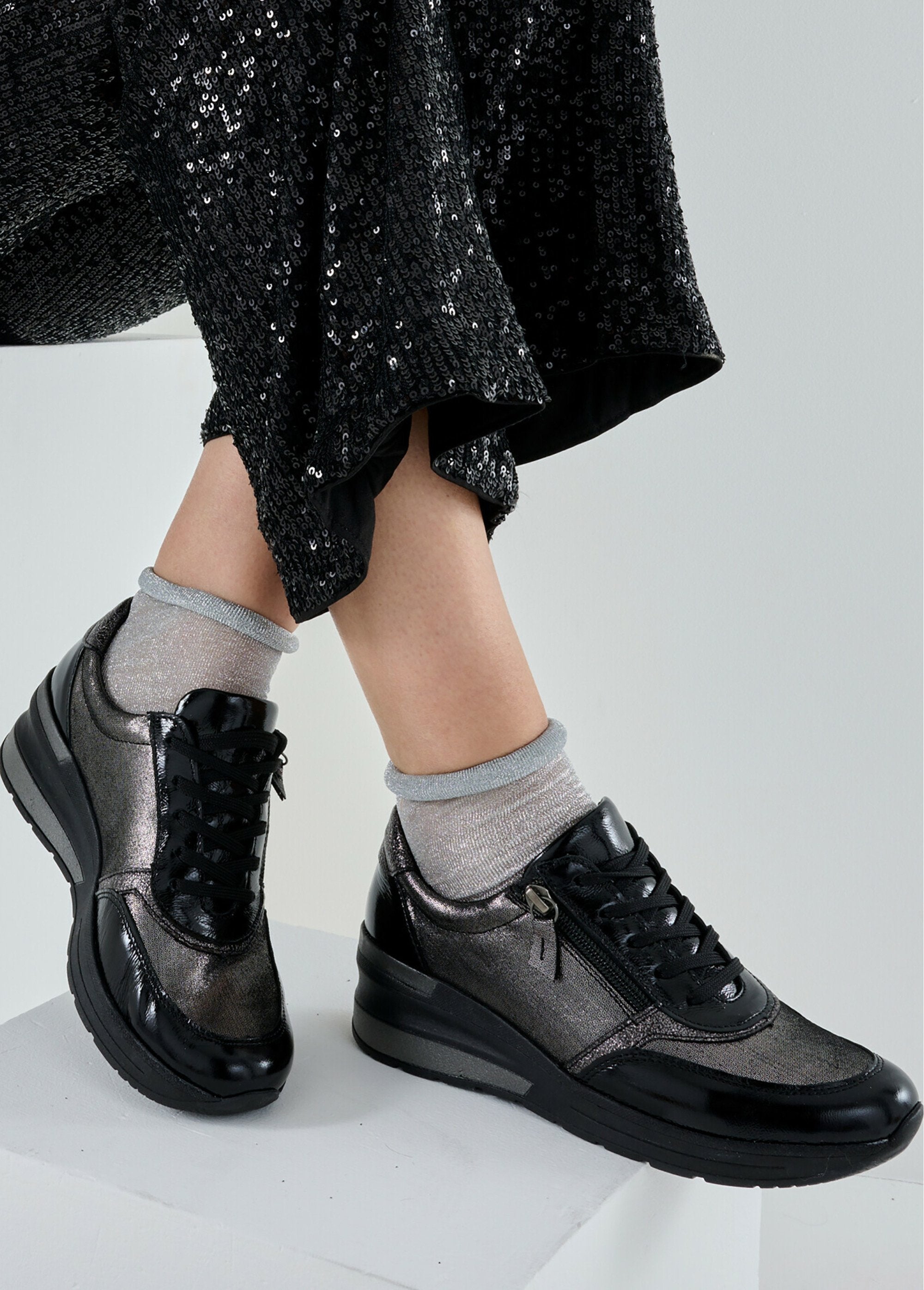 Comfort_wide_lace-up_zipped_sneakers_Iridescent_black_SF1_slim