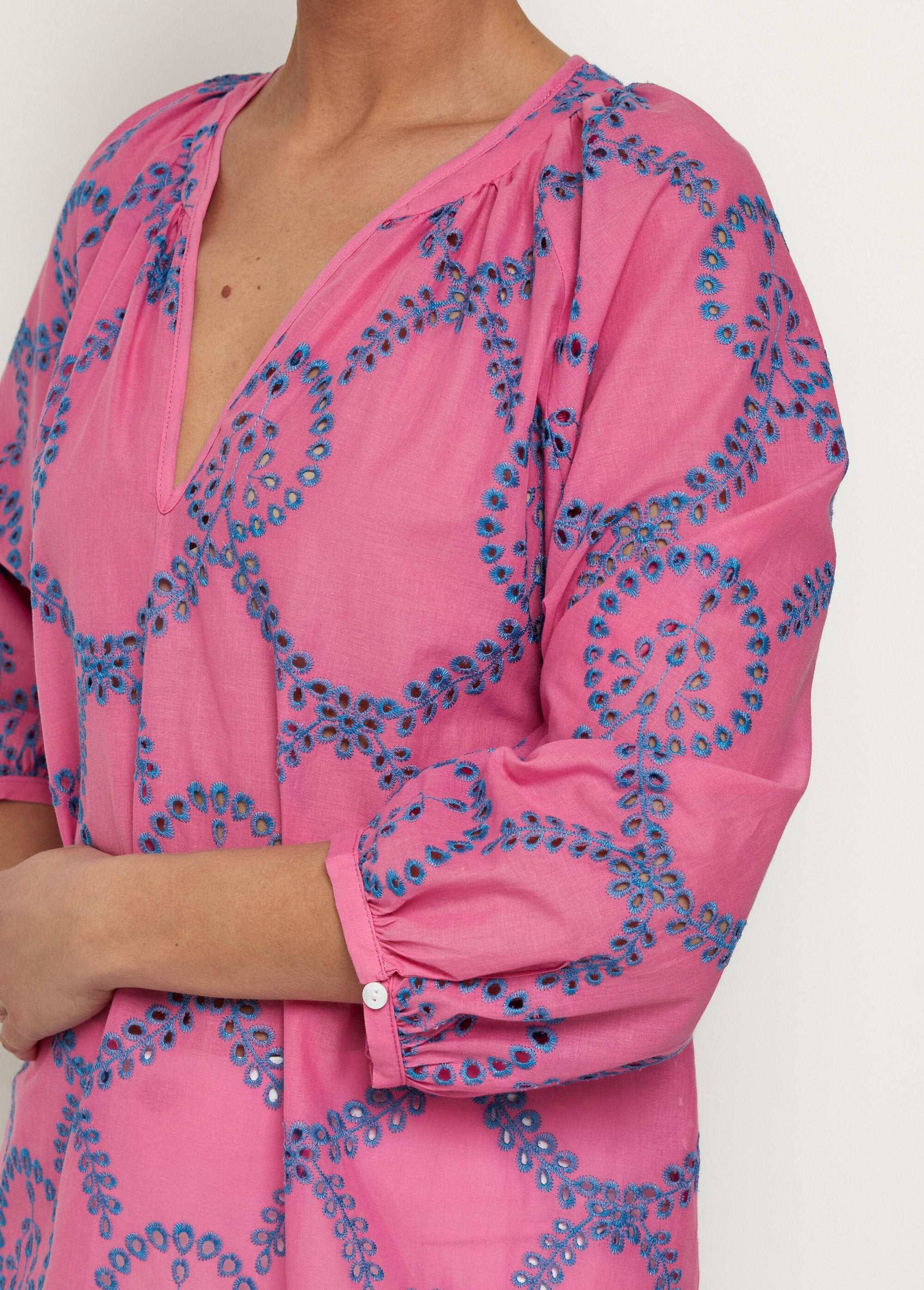 Loose_blouse_with_openwork_embroidery_and_3/4_sleeves_Pink_DE1_slim