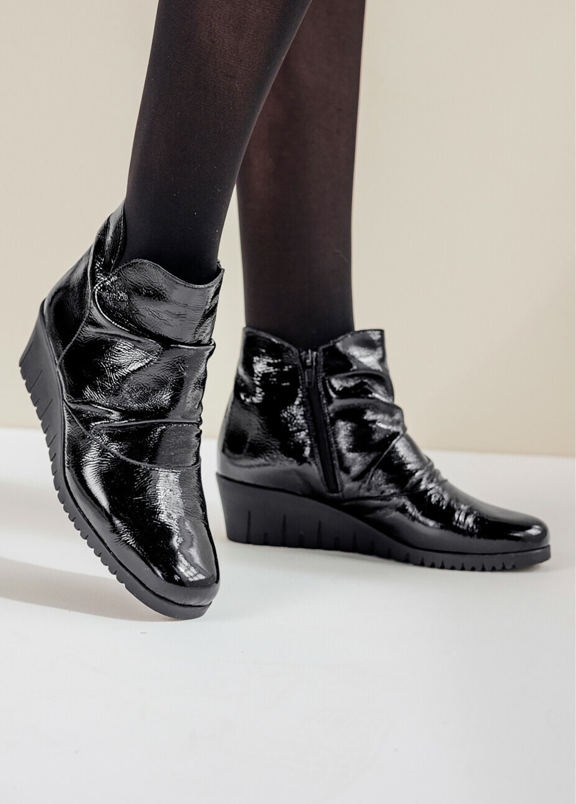 Zipped_patent_leather_boots_Black_SF1_slim