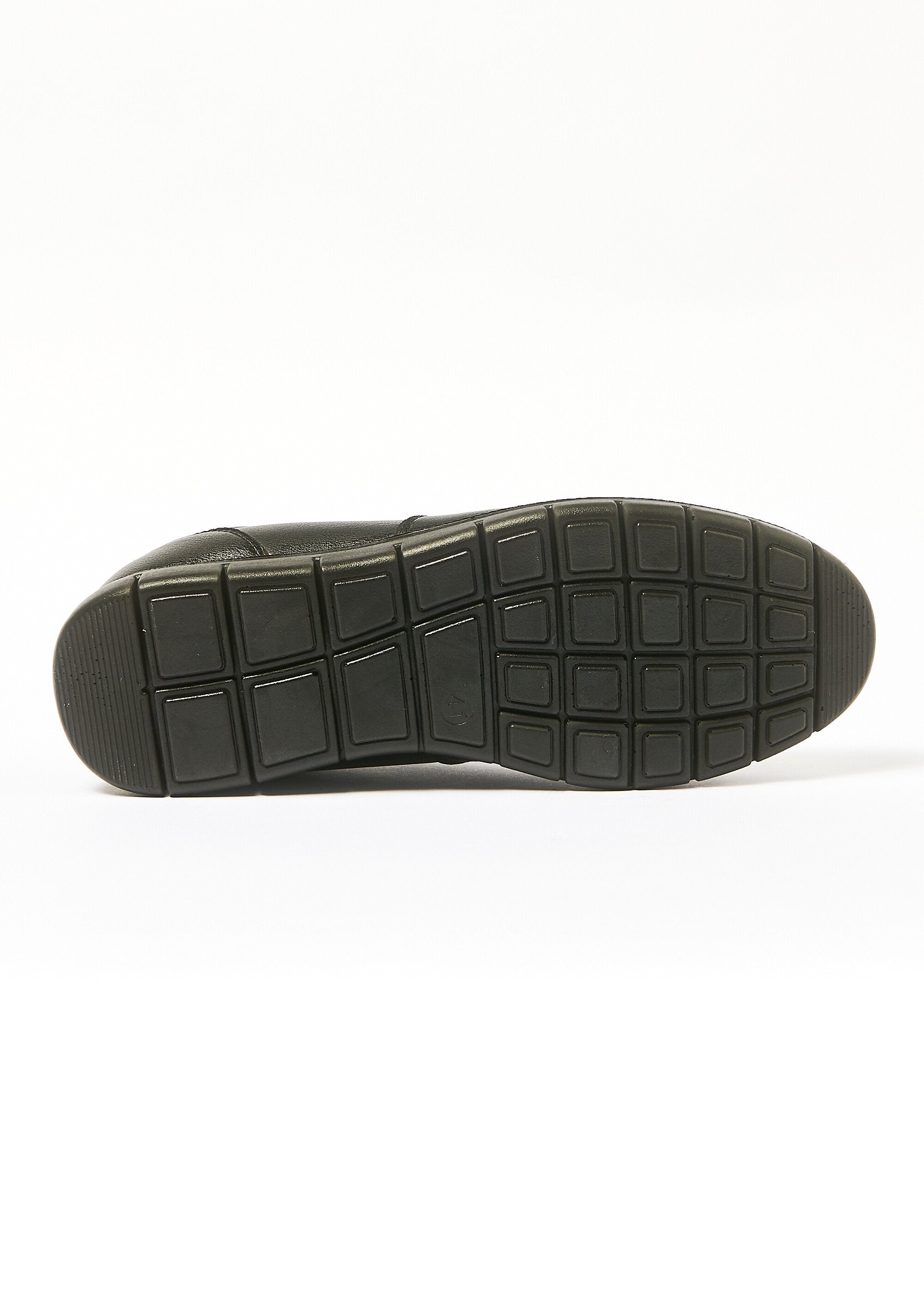 Derby_shoes_with_elastic_sides_Black_UN1_slim