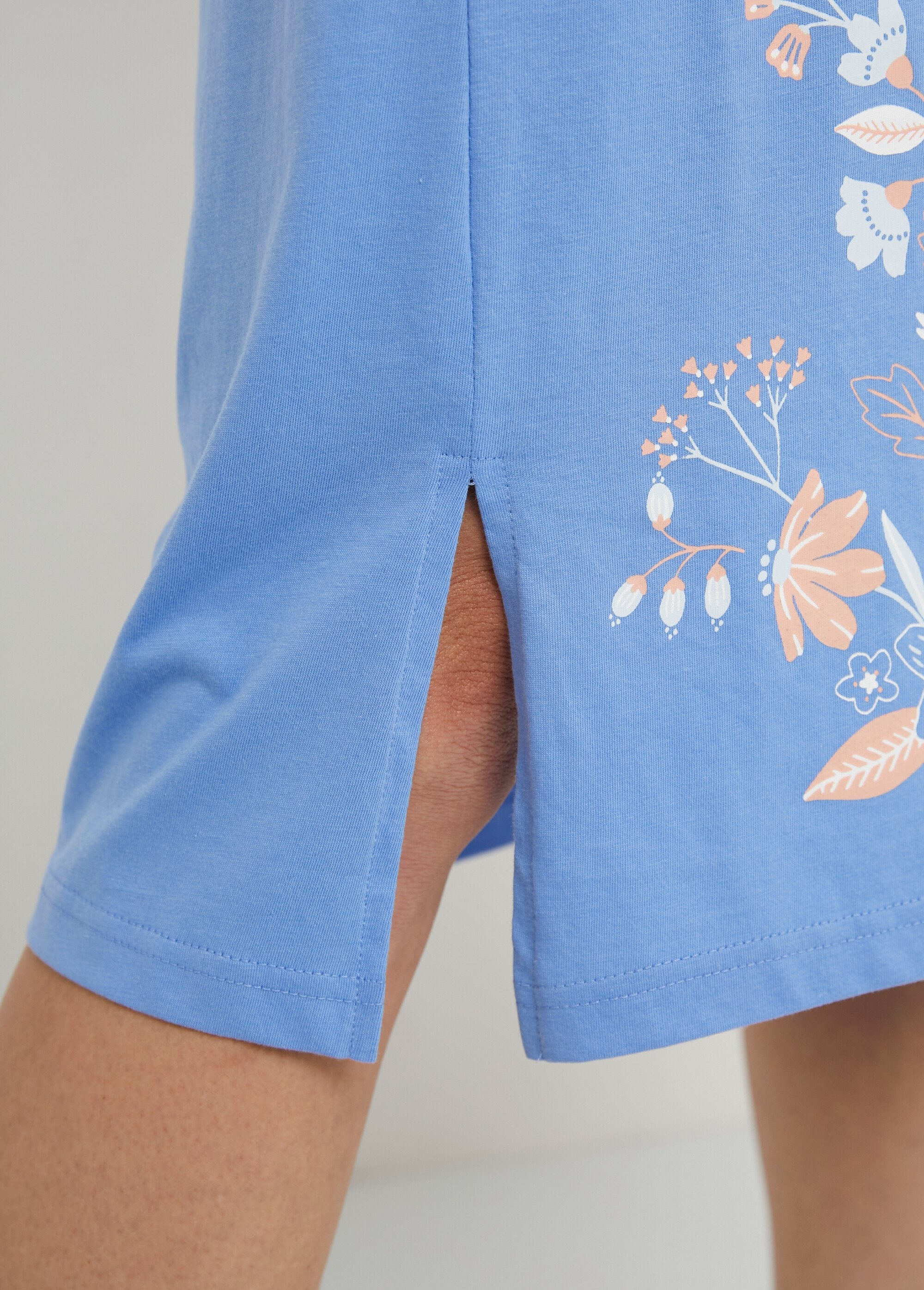 Mid-length_nightdress_in_plain_cotton_with_floral_motif_Blue_and_pink_print_DE3_slim