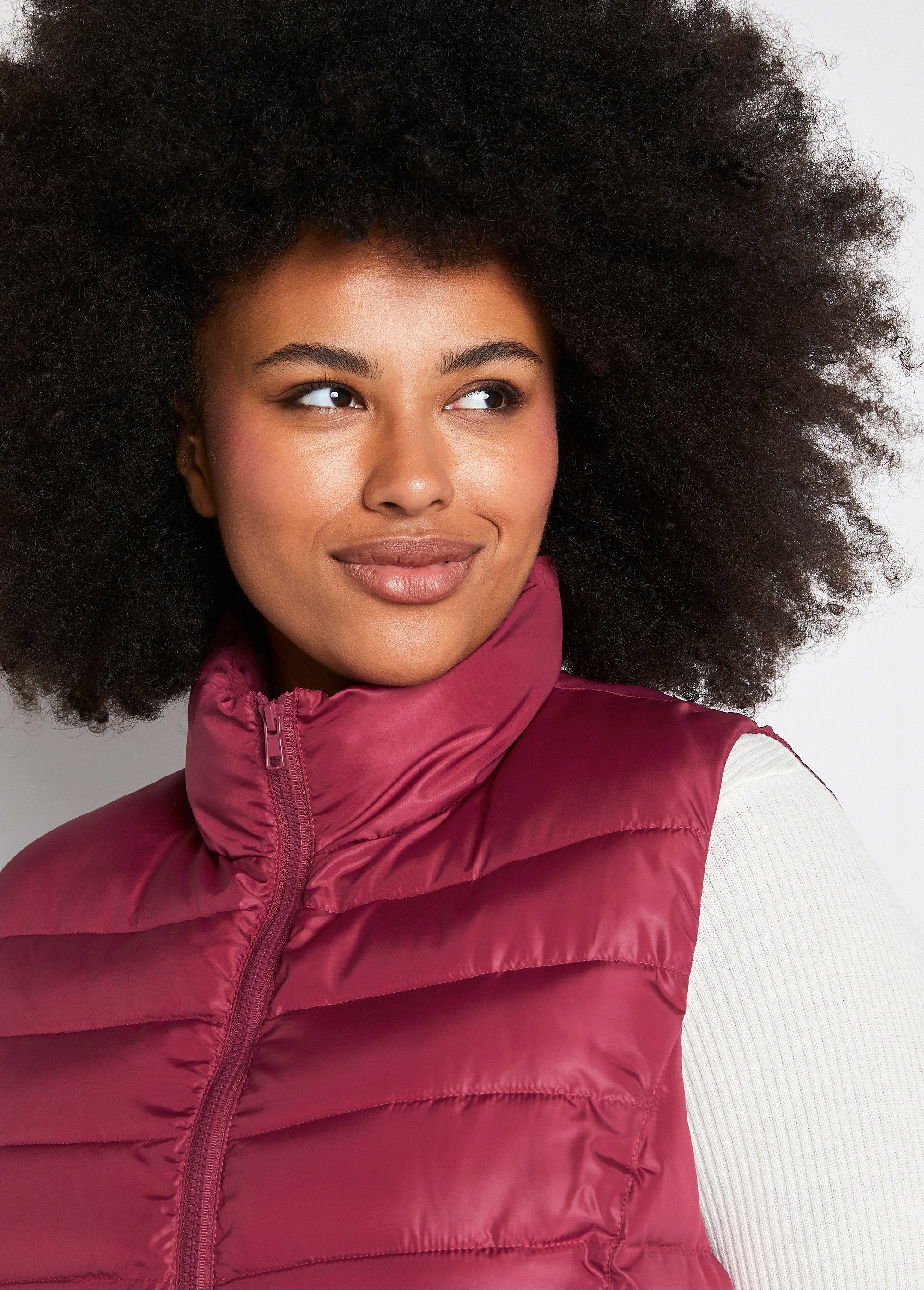 Short_sleeveless_zipped_down_jacket_Plum_DE2_curvy