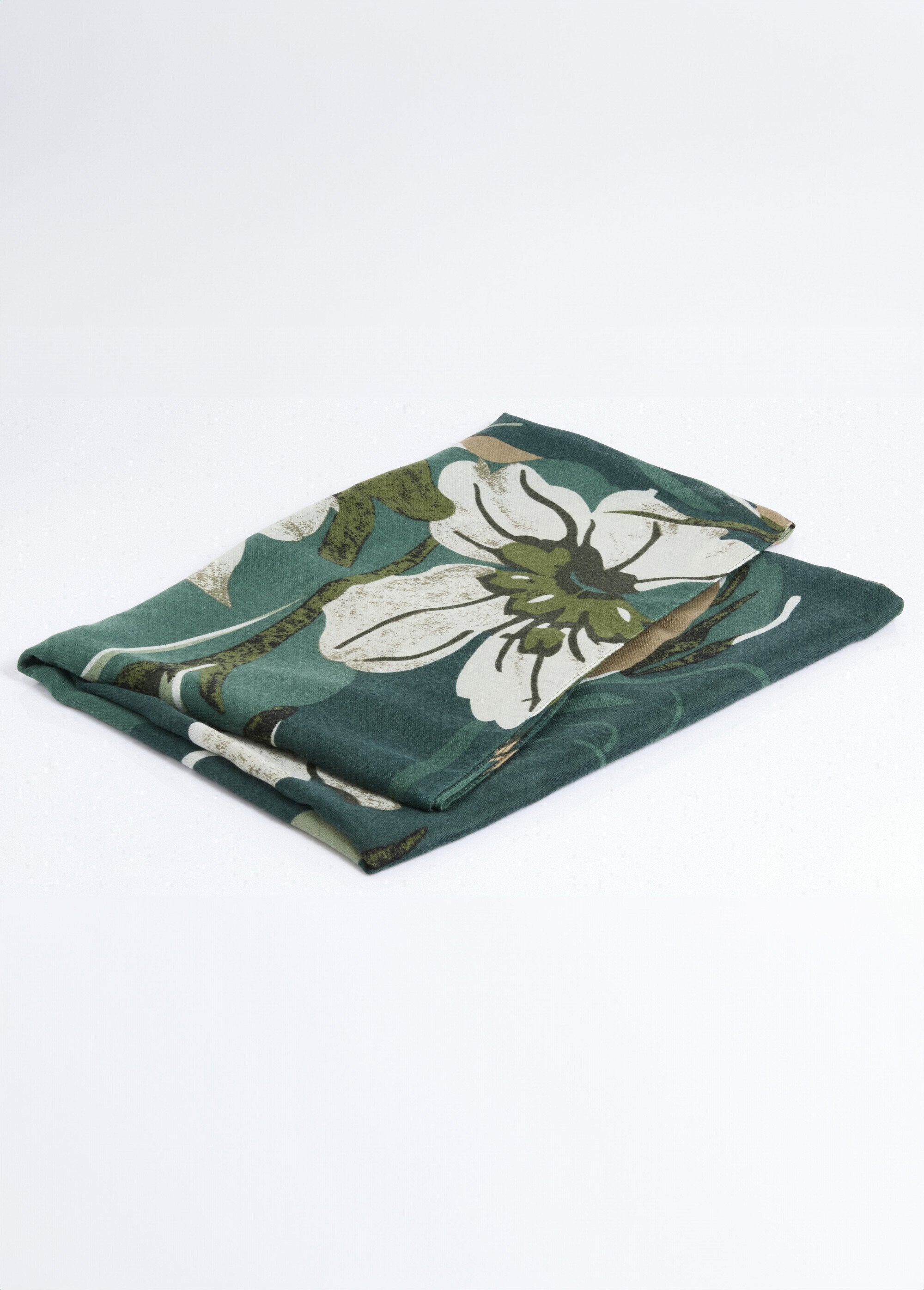 Fine_scarf_with_floral_pattern_in_monochrome_Green_DE1_slim