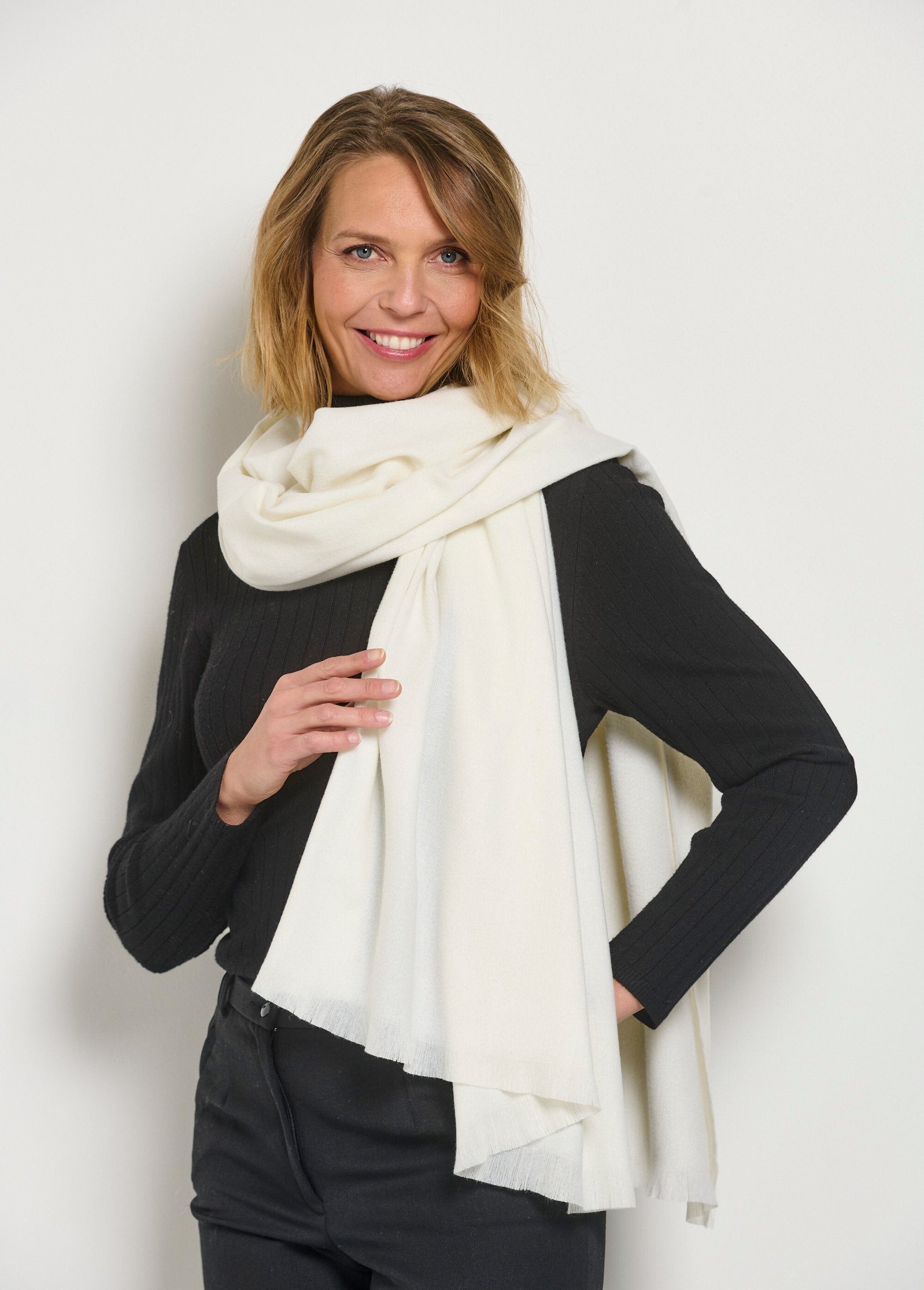 Trendy_warm_scarf_with_small_fringes_Ecru_FA1_slim