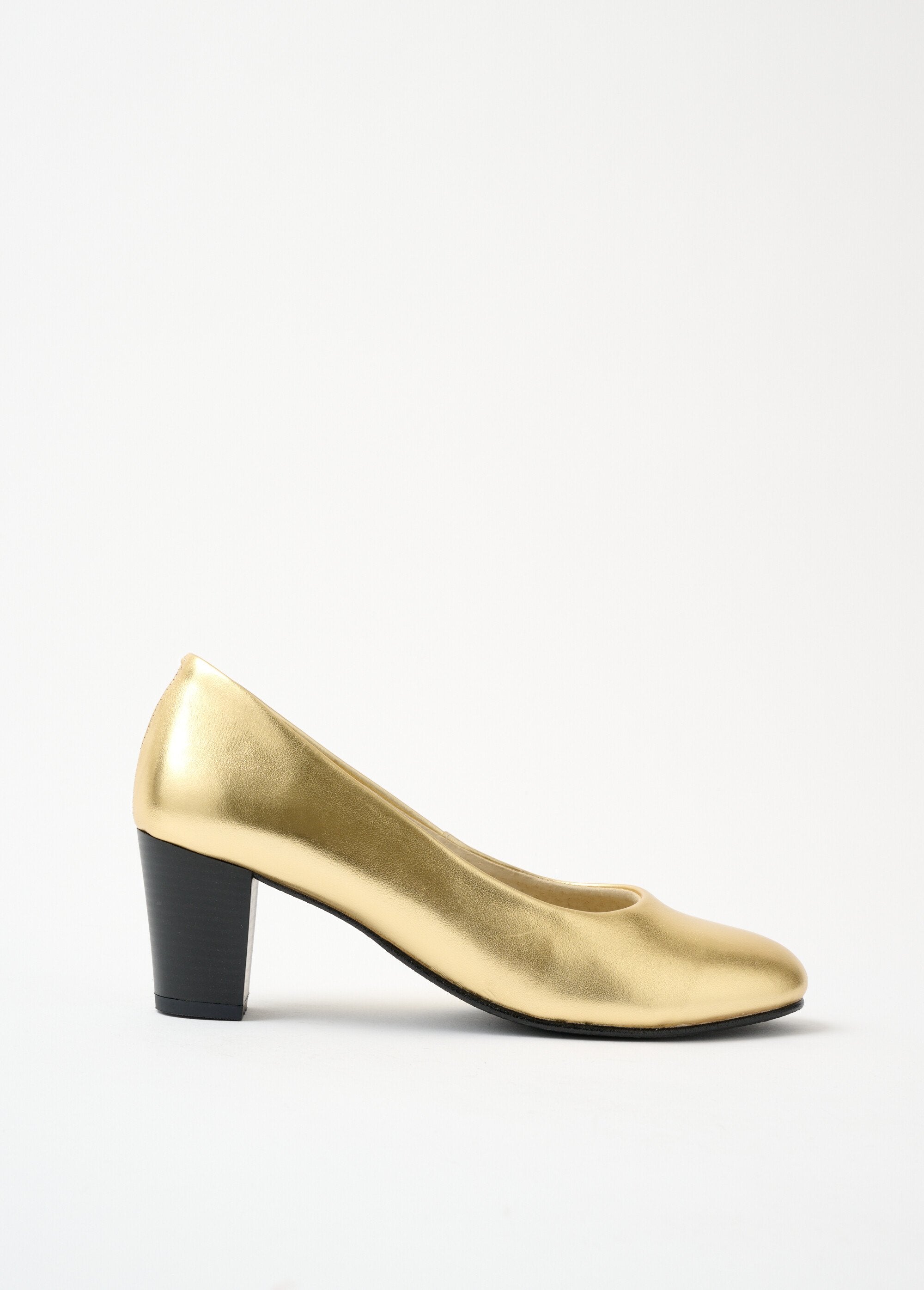 Comfortable_wide_leather_pump_with_round_toe_Golden_DR1_slim