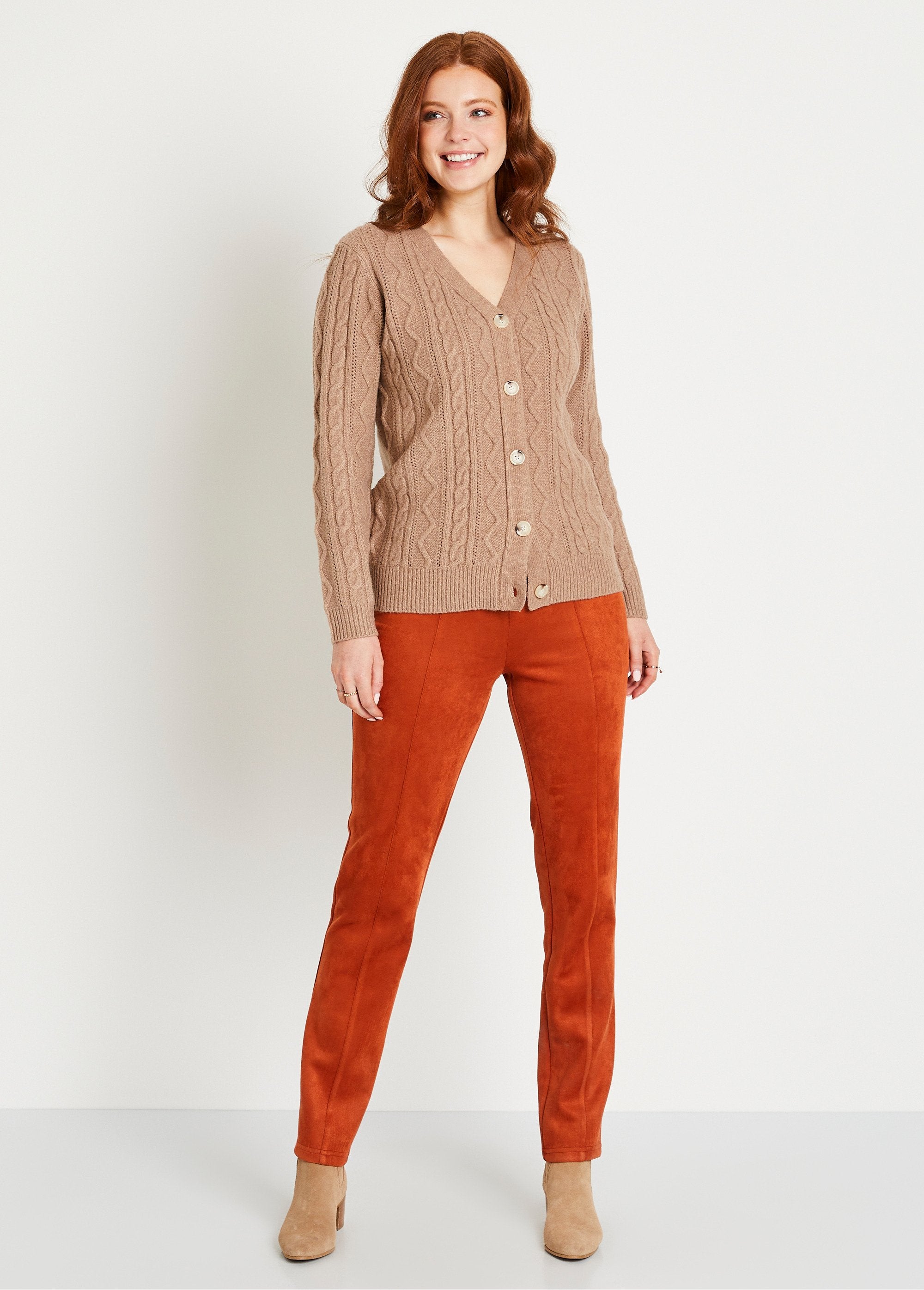 Short_buttoned_V-neck_cardigan,_cable_knit_Mole_SF1_slim