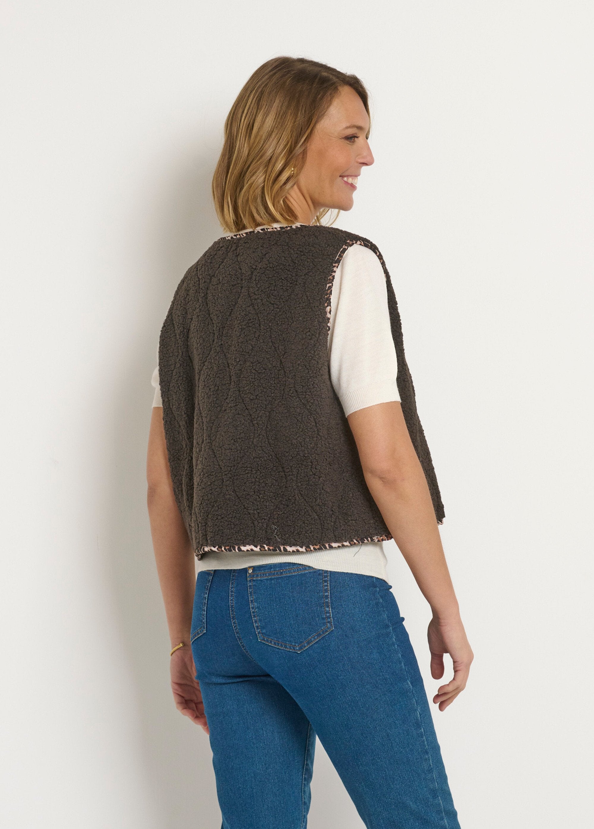 Sleeveless_buttoned_sheepskin_vest_Brown_DO1_slim