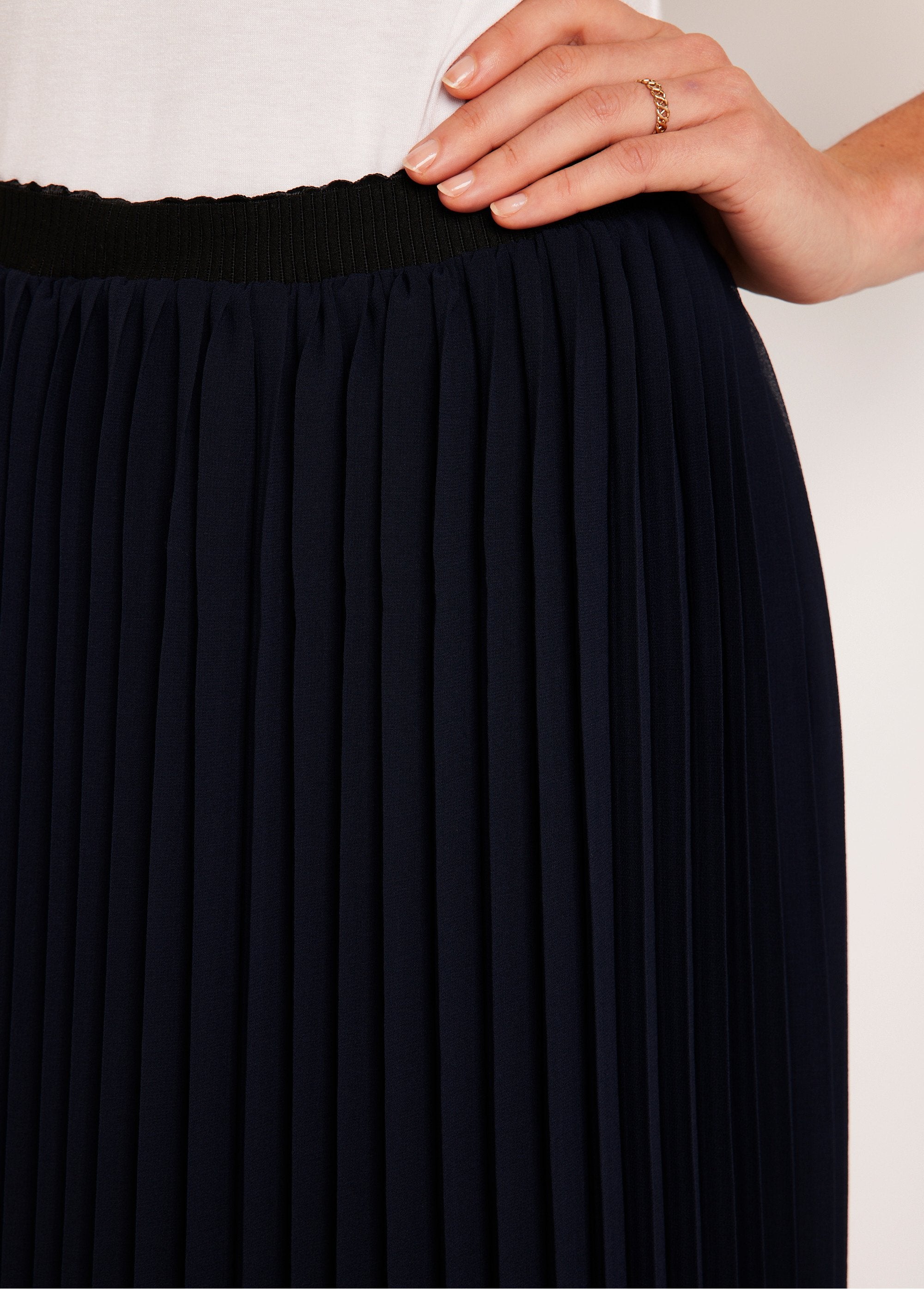 Long_plain_veil_pleated_skirt_Navy_blue_DE1_slim