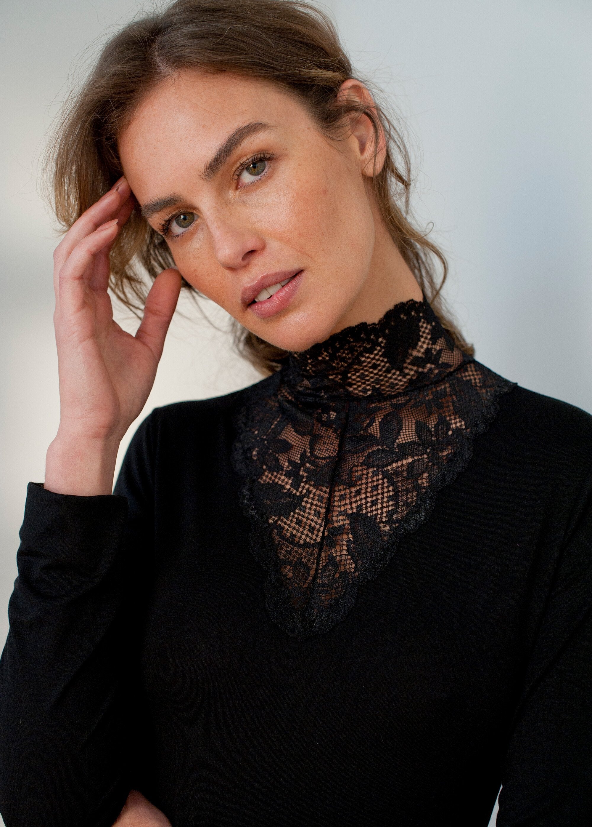 Long-sleeved_high-neck_lace_undershirt_Black_DE1_slim