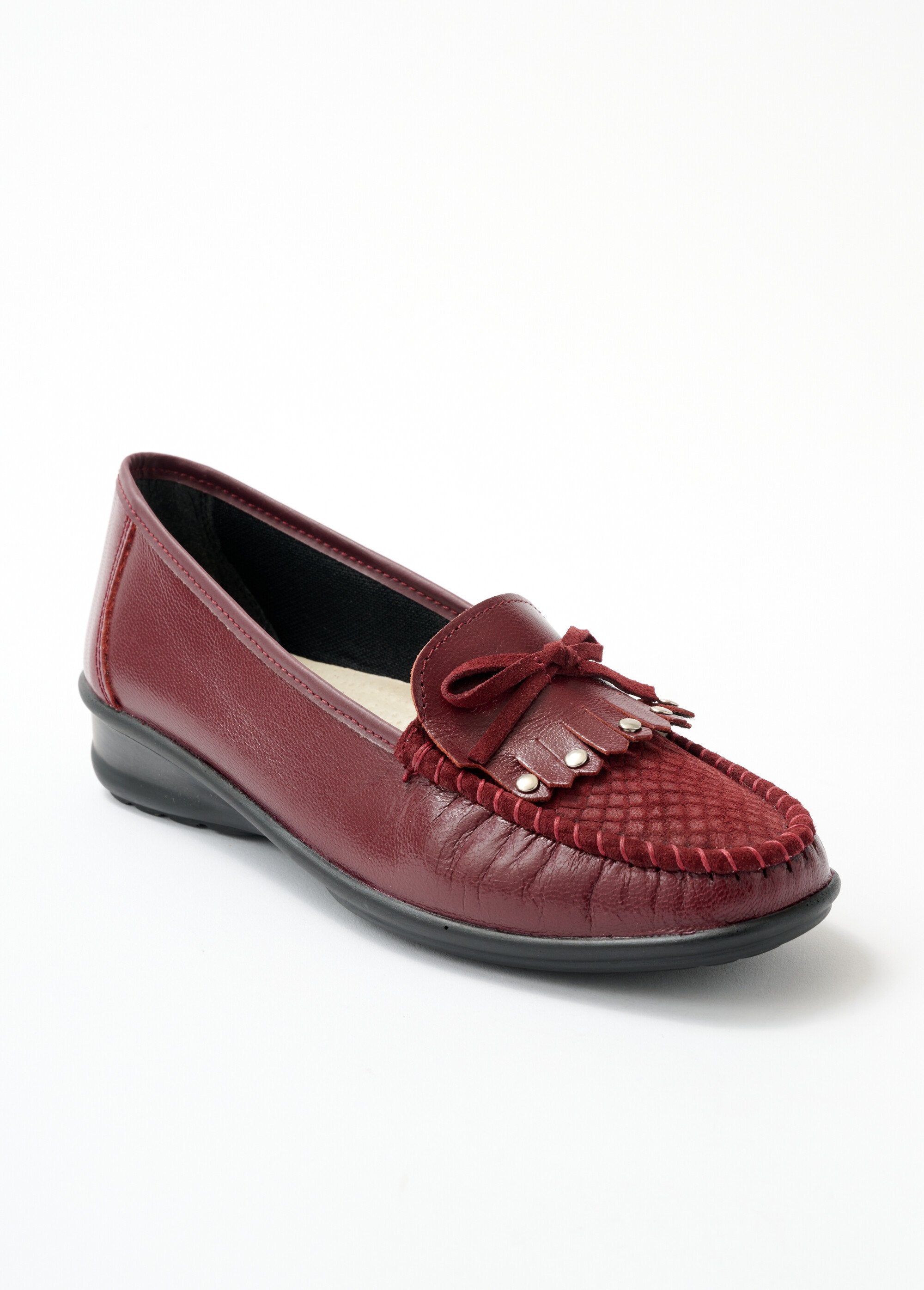 Leather_wedge_moccasins_with_fringed_tab_Bordeaux_FA1_slim