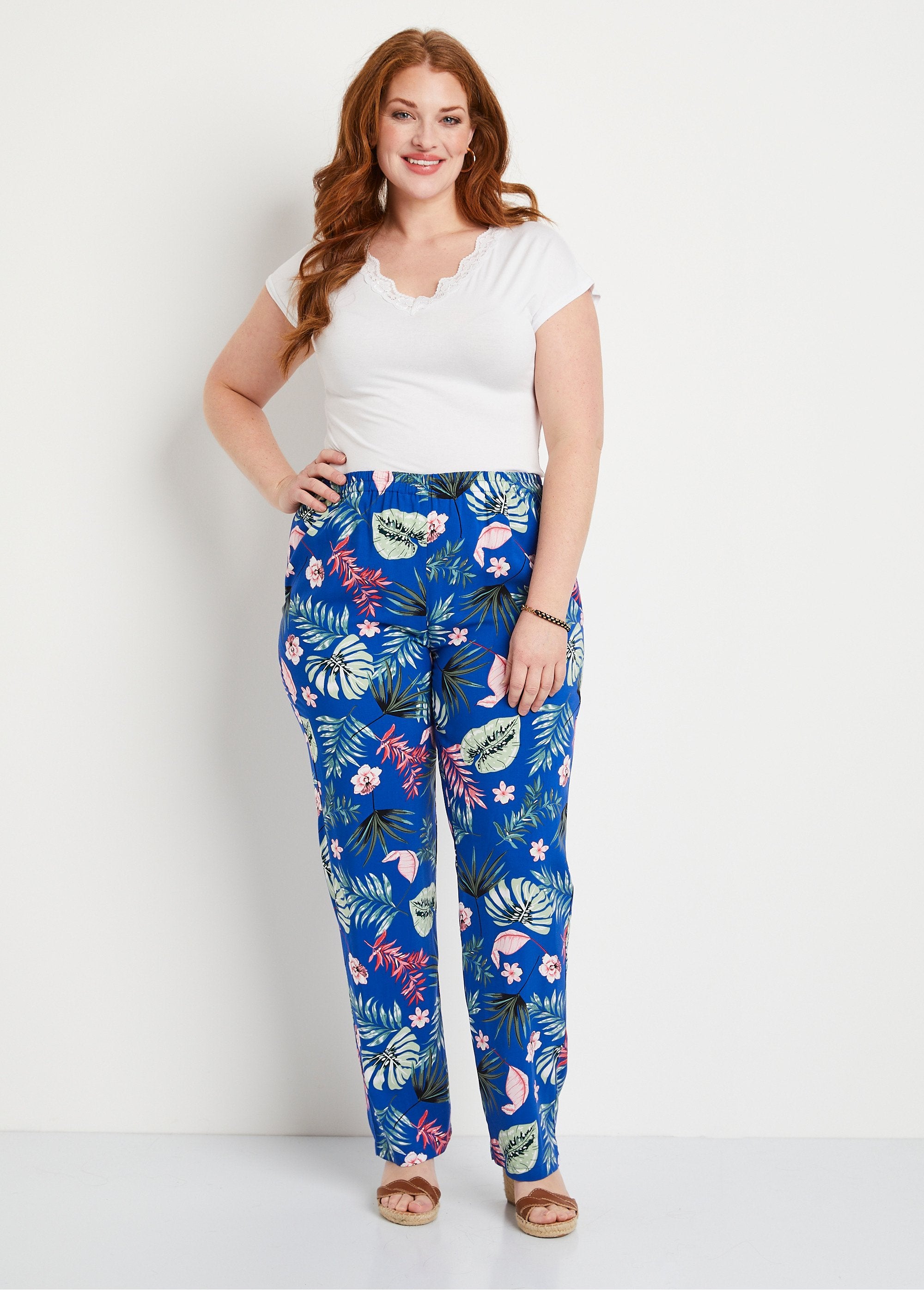 Elasticated_waist_printed_pants_Royal_blue_background_SF1_curvy