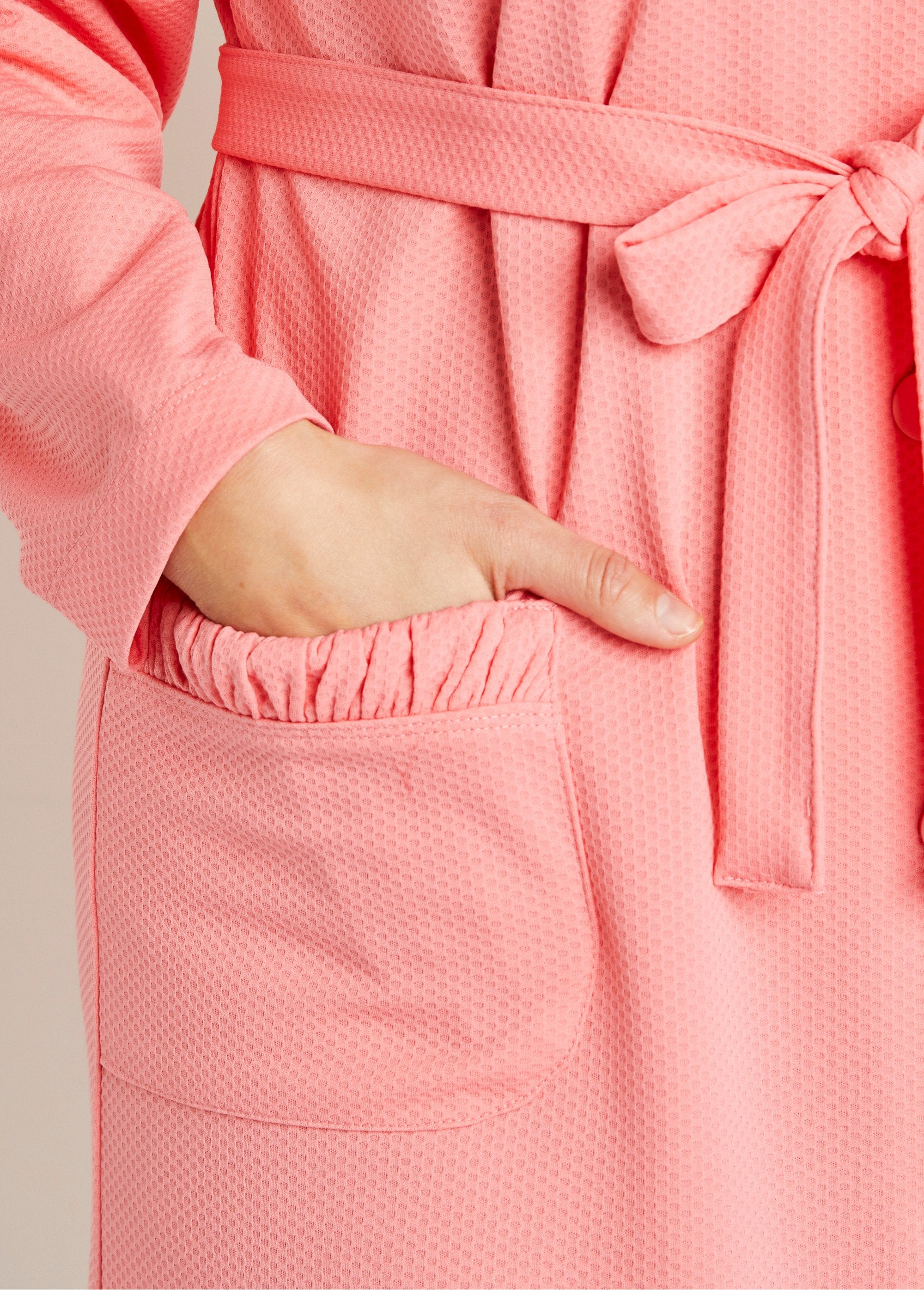 Long_buttoned_waffle_bathrobe_Coral_DE2_curvy