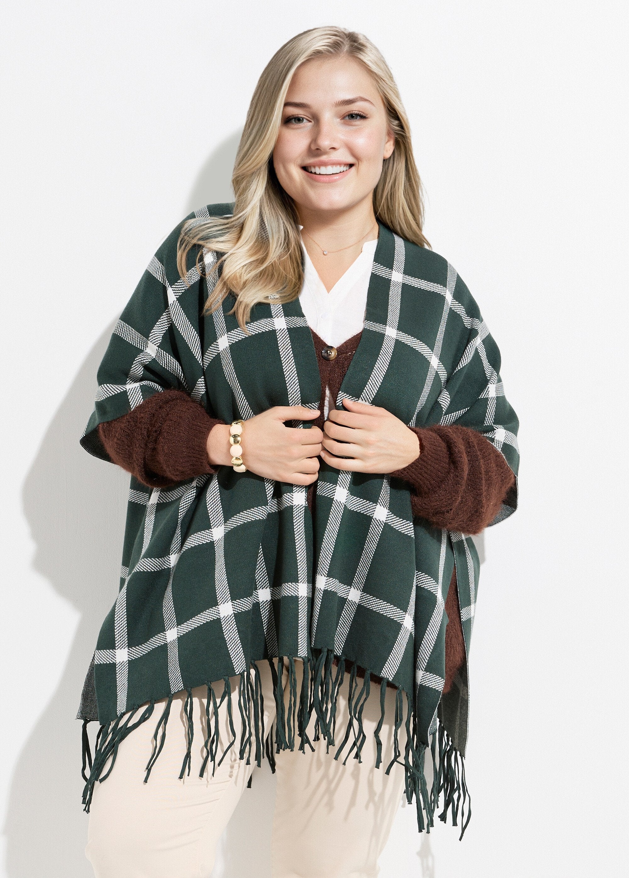 Knitted_cape_poncho_with_check_pattern_Green_tiles_FA1_curvy