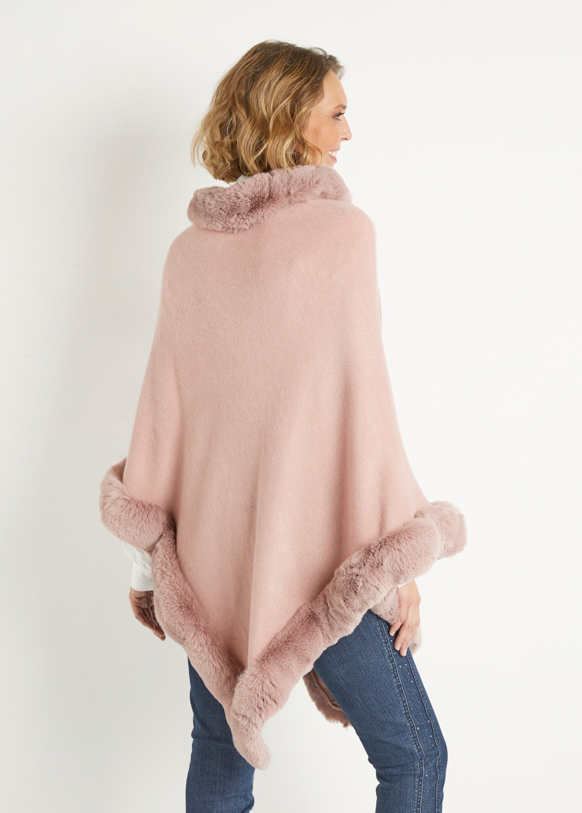 Knitted_poncho_with_fur_edge_Pink_DO1_slim