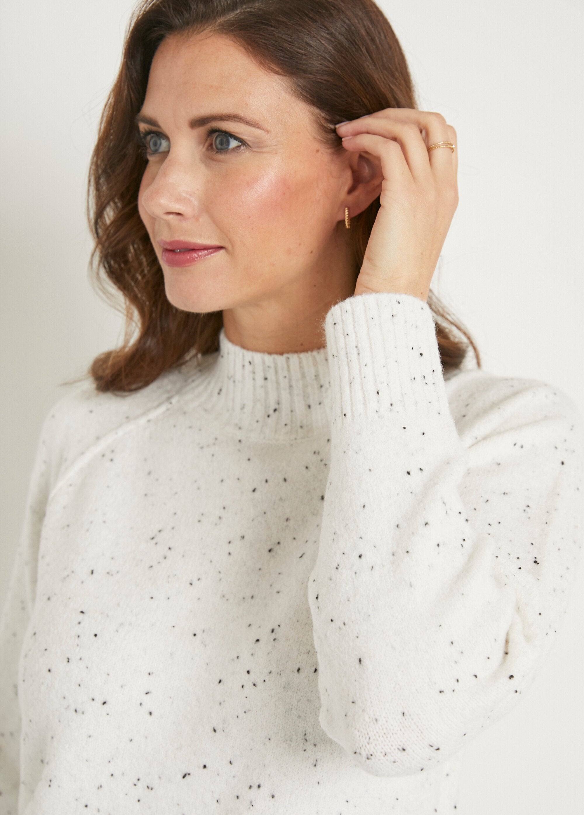 Warm_raglan_sweater_with_speckled_stand-up_collar_Ecru_DE1_slim