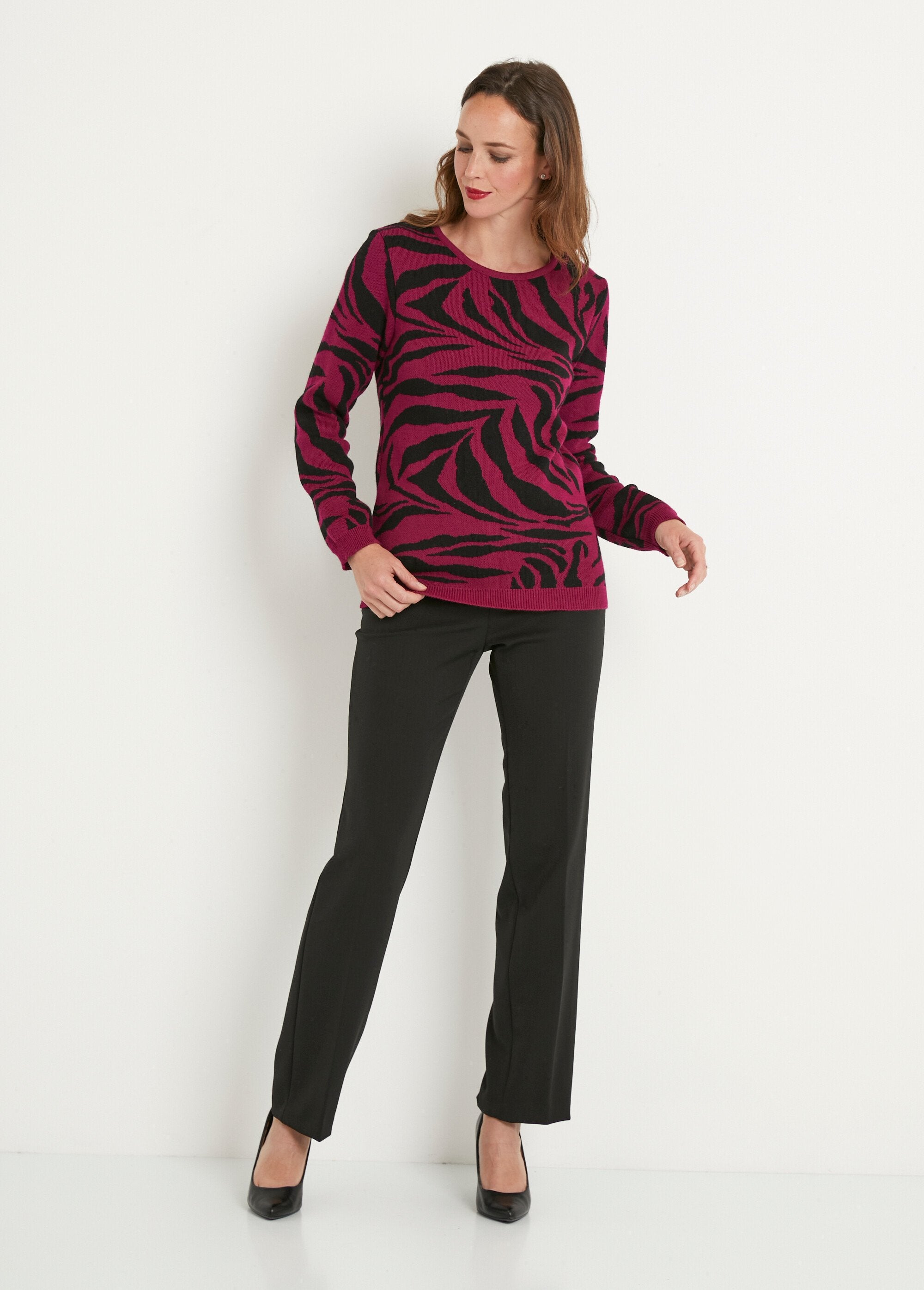 Soft_jacquard_zebra_sweater_with_round_collar_Blackcurrant_and_black_SF1_slim