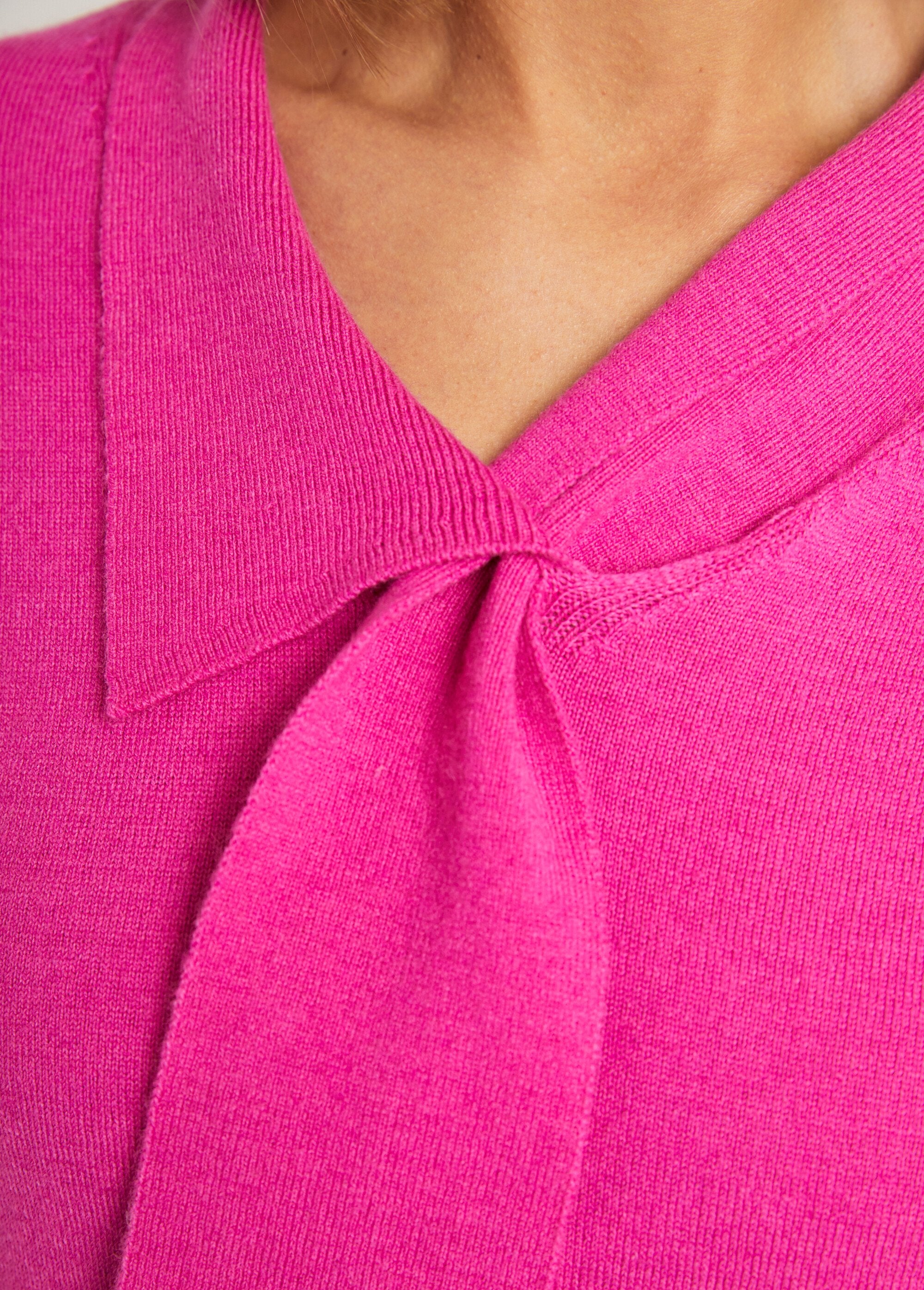 Wool-blend_fine_sweater_with_tie_collar_Fuchsia_DE3_slim