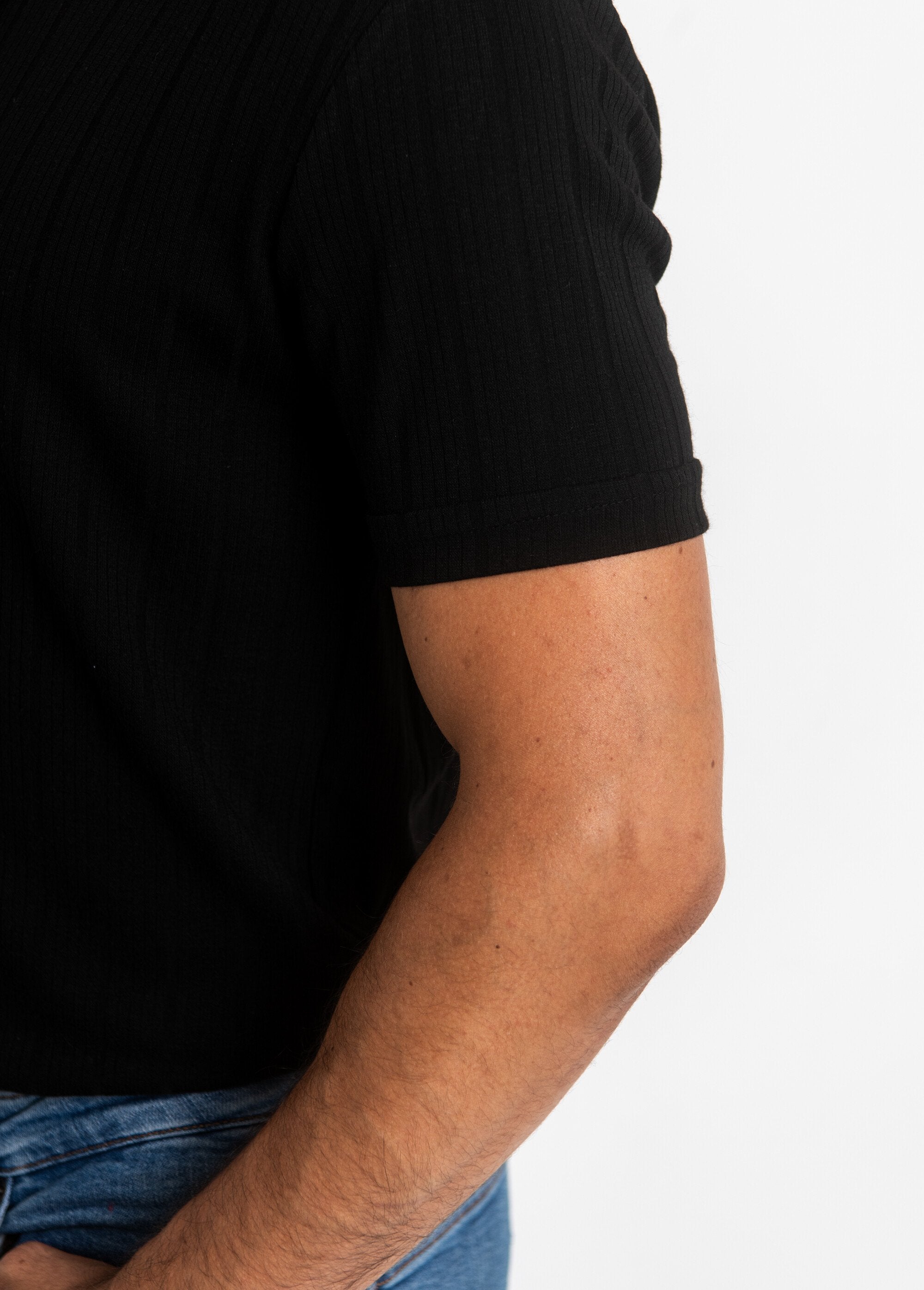 Ribbed_knit_polo_shirt_style_Black_DE2_slim