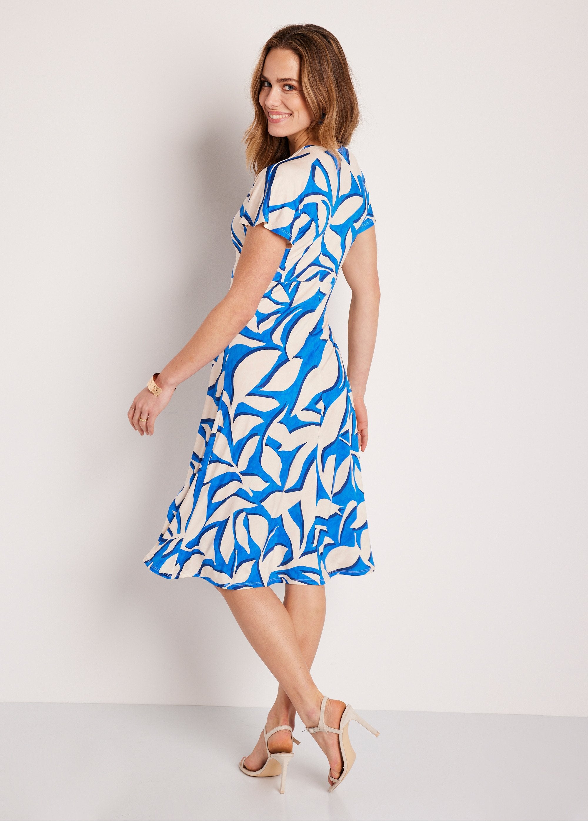 Short_flared_leaf_pattern_dress_Blue_and_ecru_DO1_slim