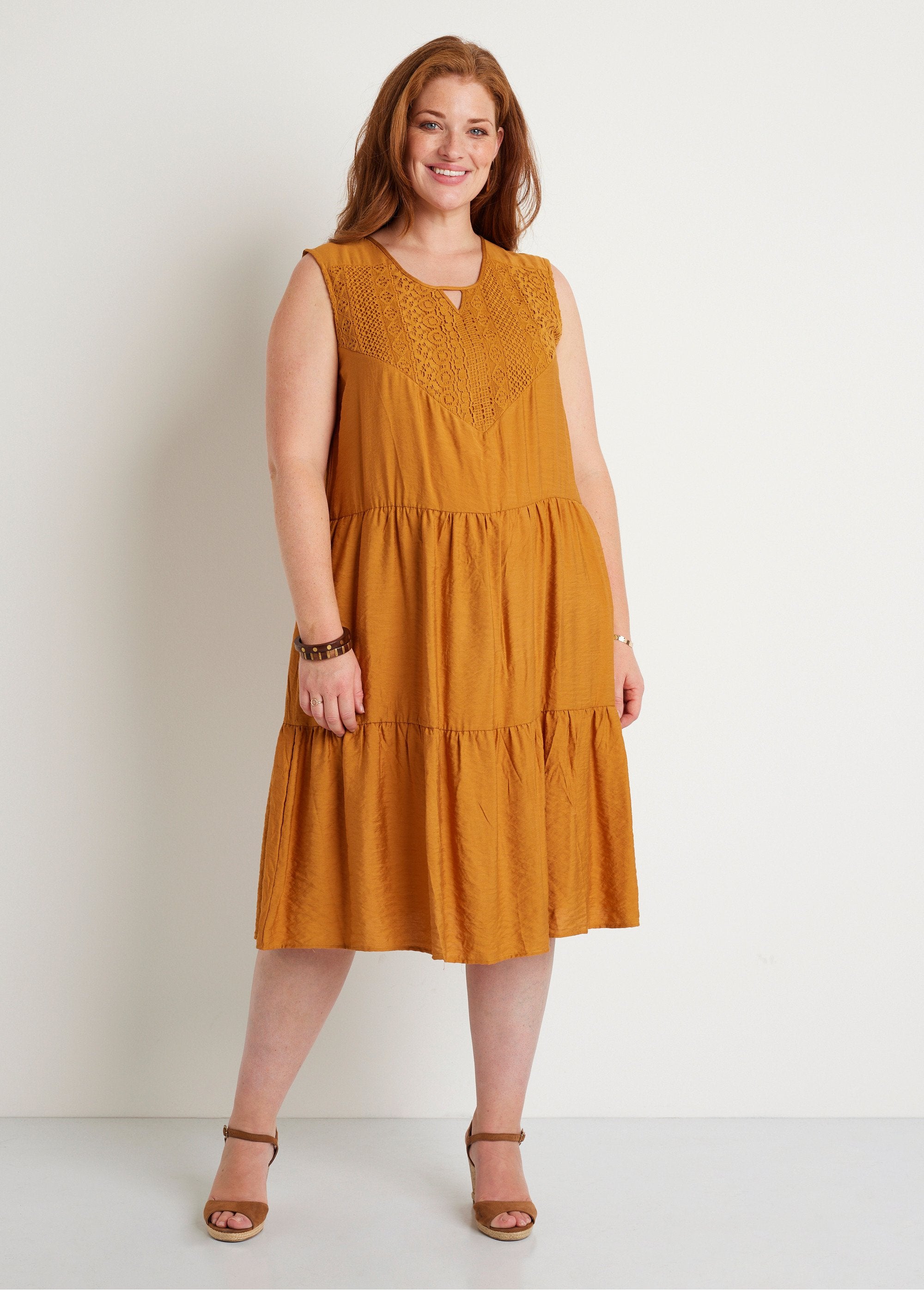 Short_ruffled_sleeveless_dress_Saffron_FA1_curvy