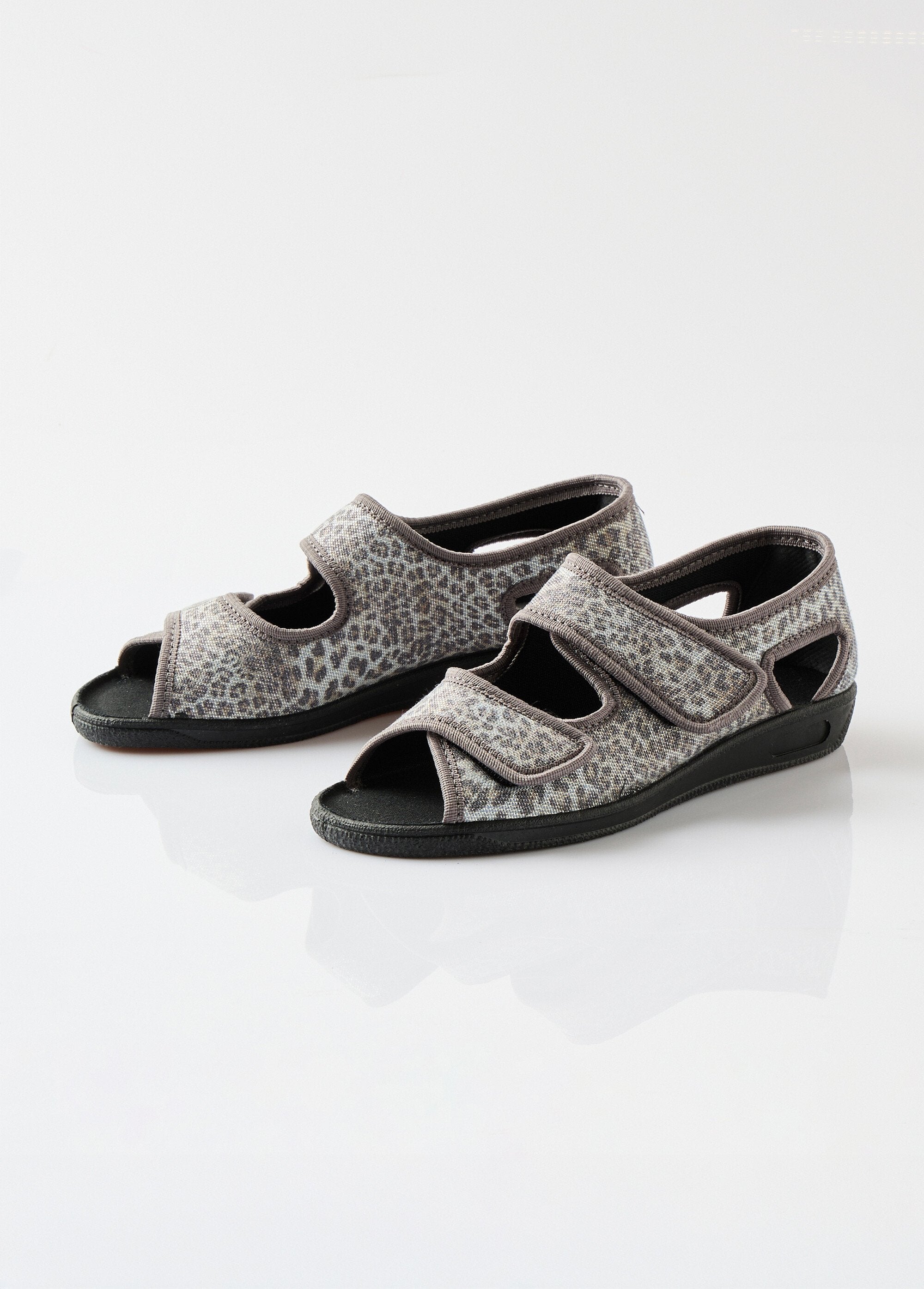 Comfort_width_vegan_sandals_Gray_DE1_slim
