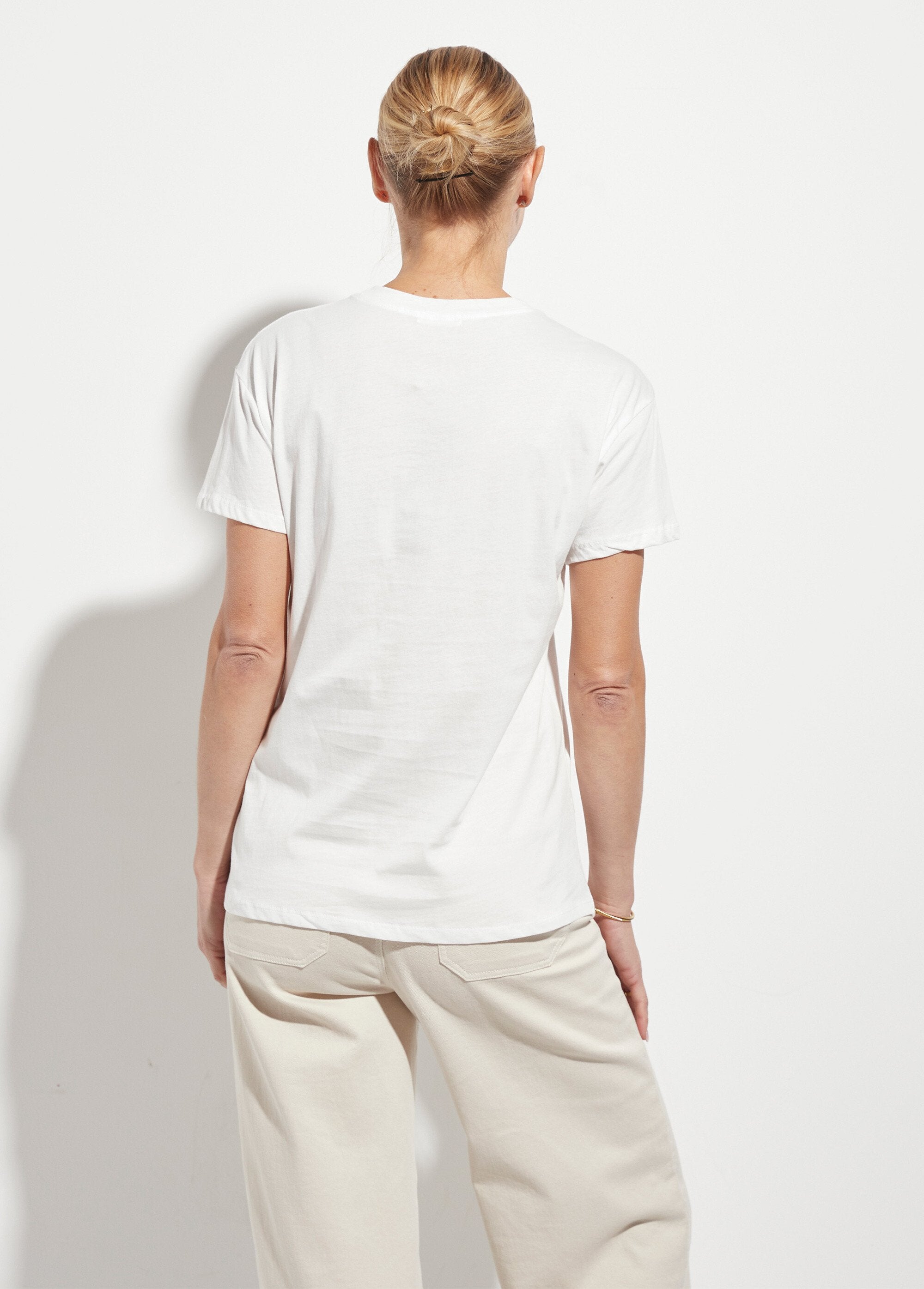 Round_neck_T-shirt_with_lemon_embroidery_White_DO1_slim