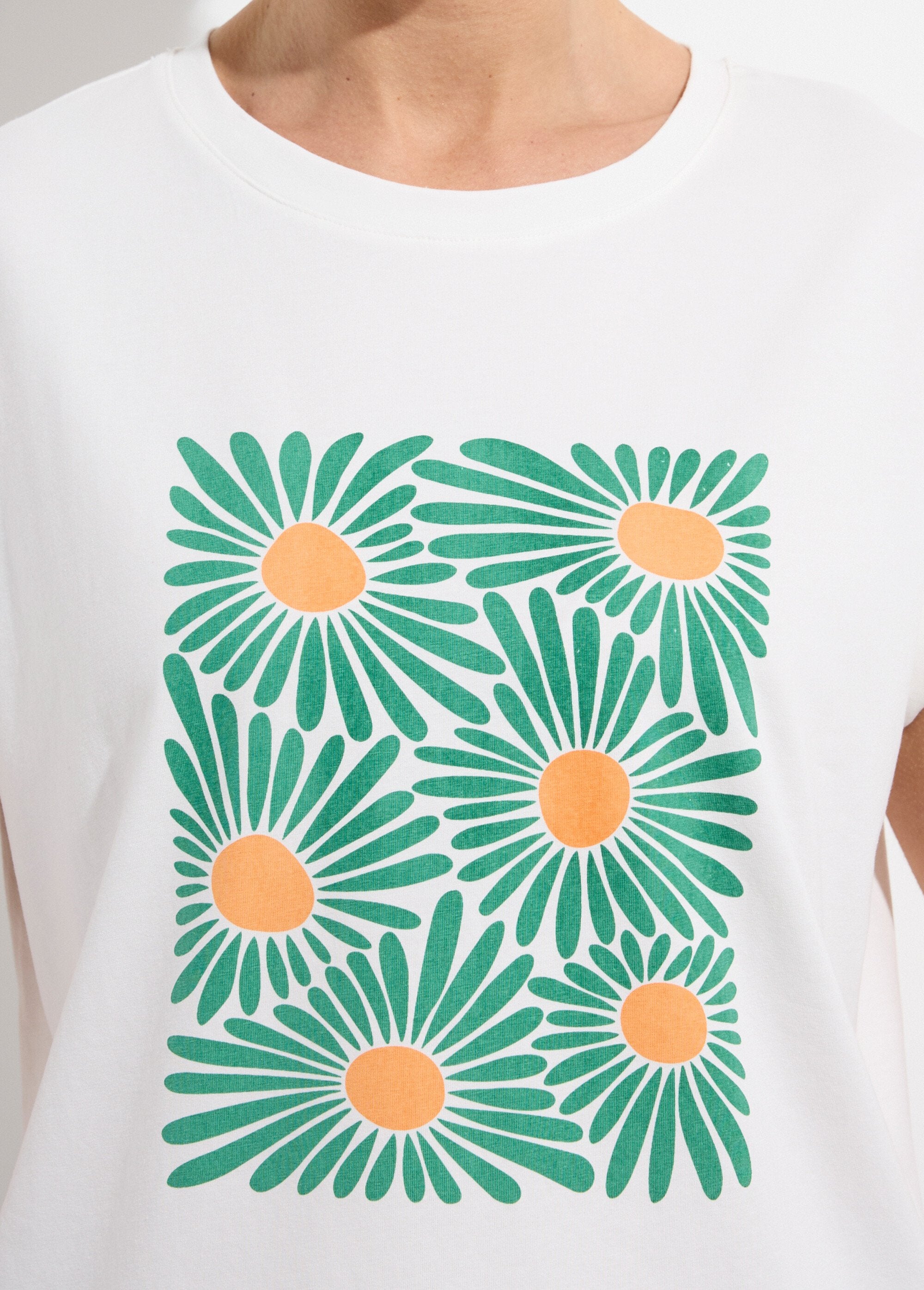 Round_neck_T-shirt_with_stylized_flowers_White_print_DE1_slim